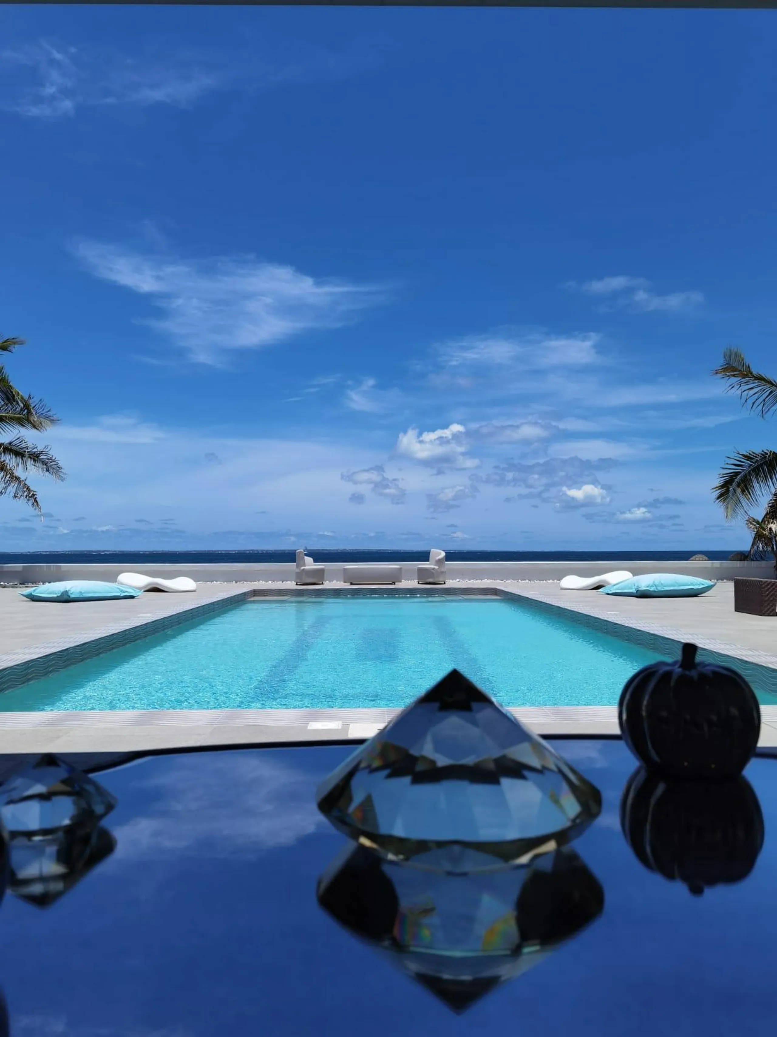Pristine 5 BR Luxe Oceanfront Escape with Private Pool, Fitness Room and Stunning Views — photograph 3