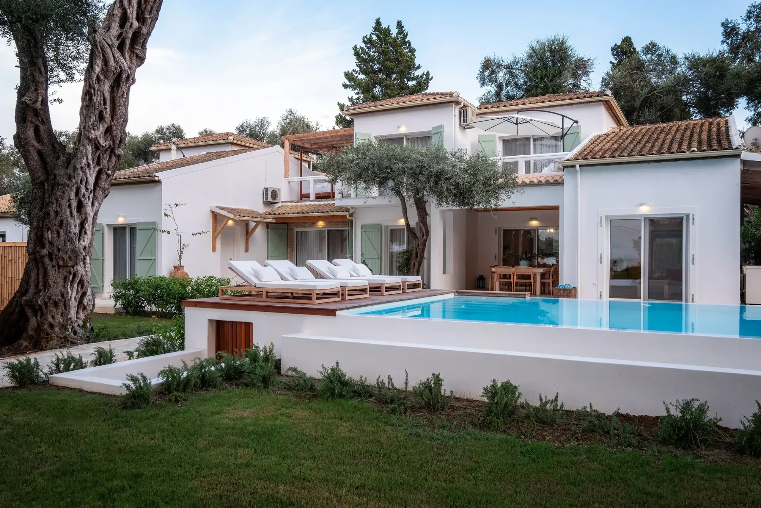 Sumptuous Retreat with Panoramic Ocean Views, and  Infinity Pool — photograph 12