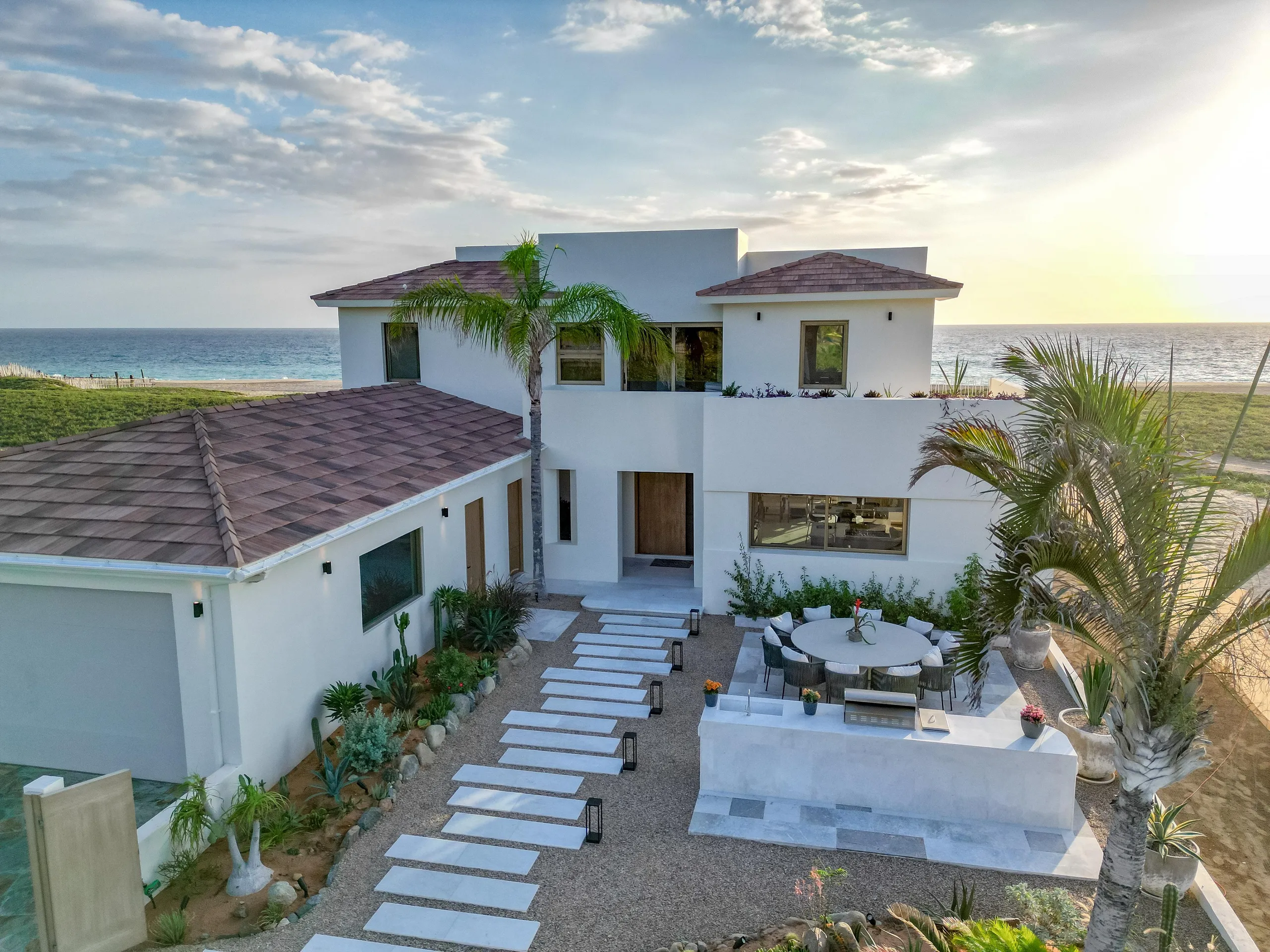 Regal Oceanfront Villa with Private Pool and Pacific Ocean Views — photograph 2
