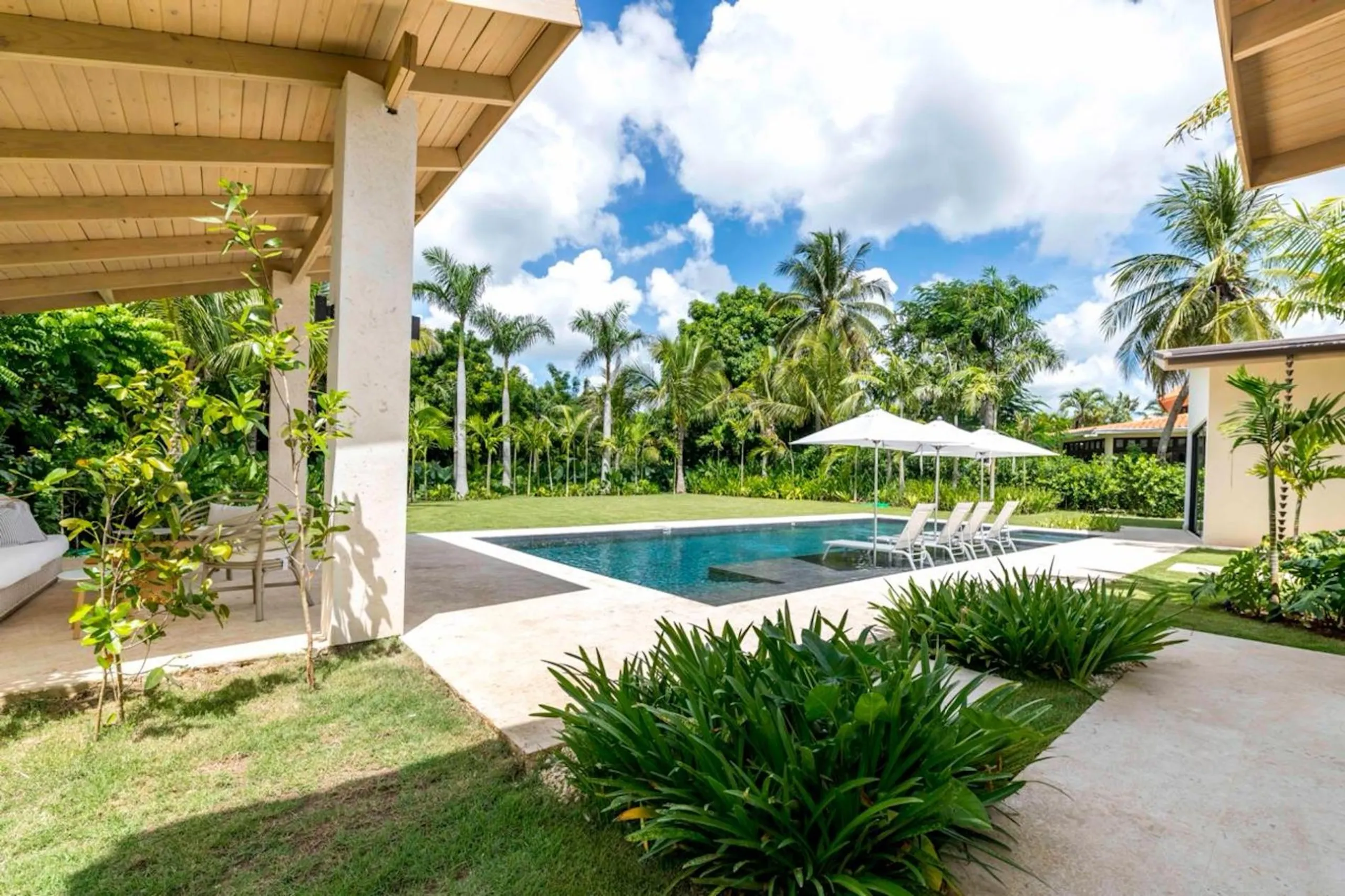 Fantastic 6-Bedroom Villa with Private Pool, Full Staff & Prime Beach Access — photograph 4