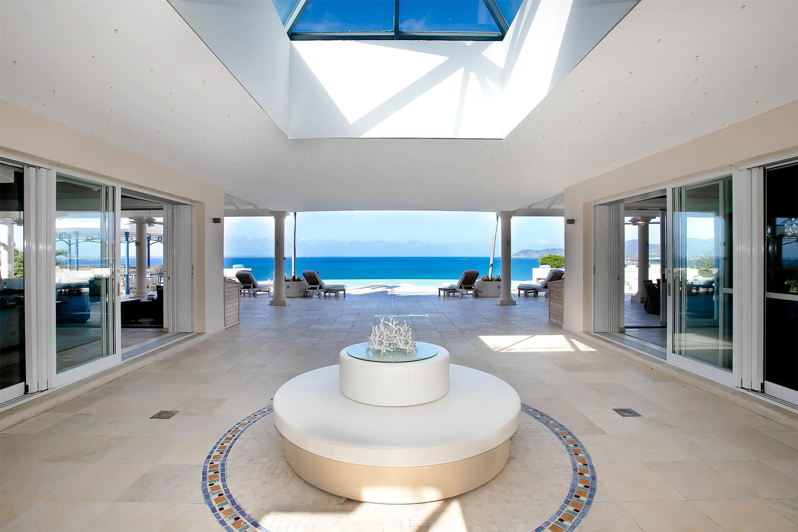 Clifftop Grand Compound with Infinity Pool and Panoramic Views  in St. Martin — photograph 10