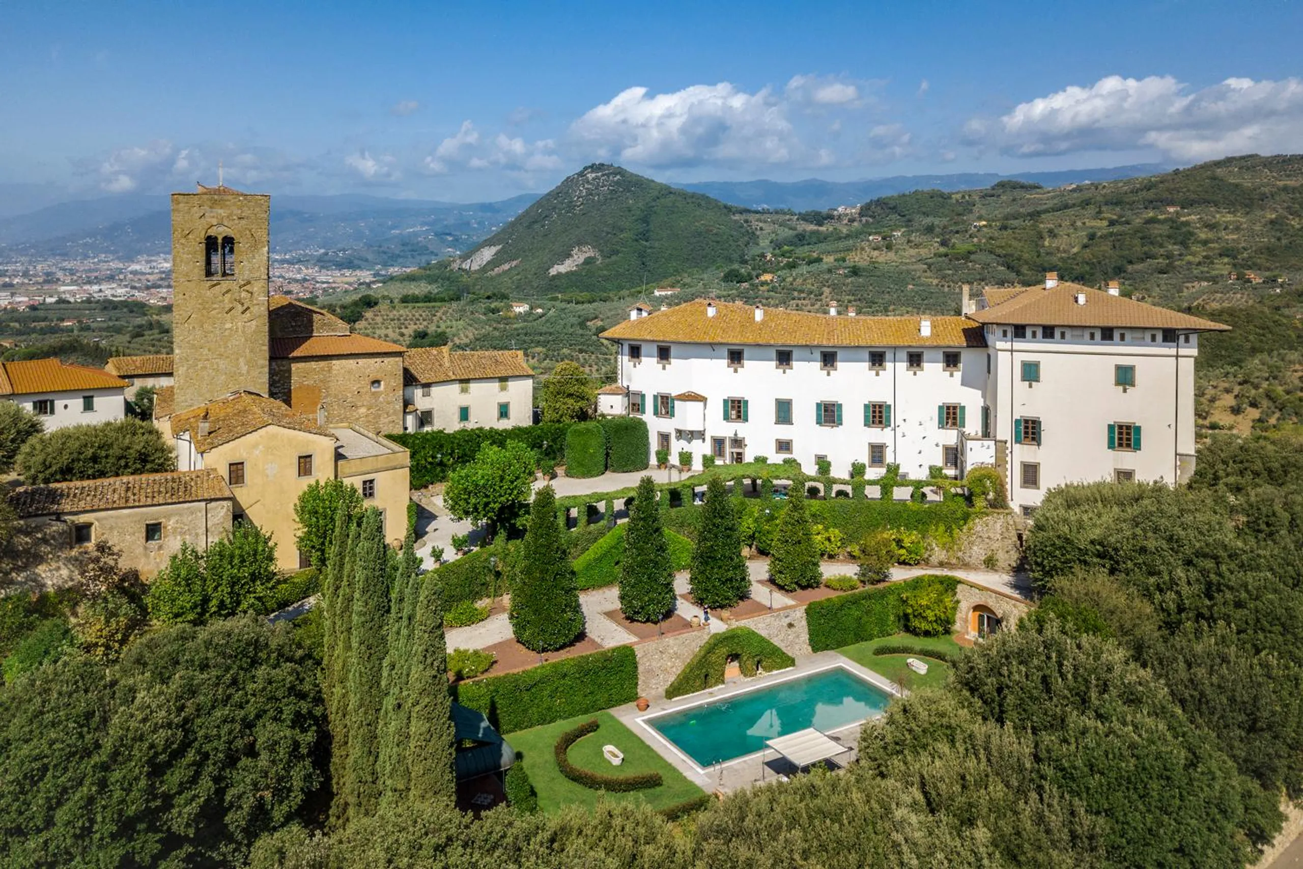 Elegant Tuscan Villa with Private Pool, and Panoramic Views in the Heart of Tuscany — photograph 5