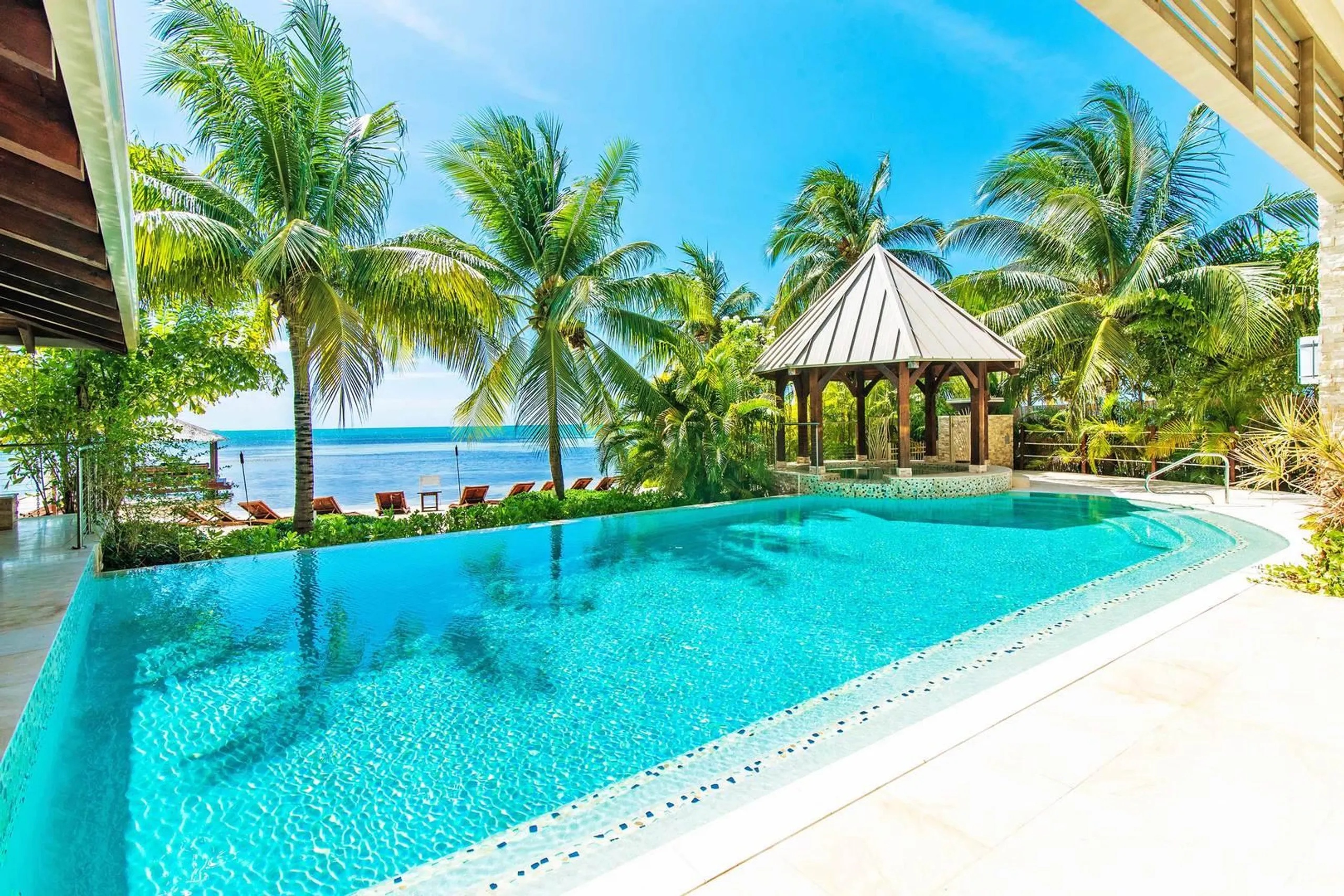 Ocean Front Cayman Paradise Estate with Infinity Pool and Ocean Views — photograph 12