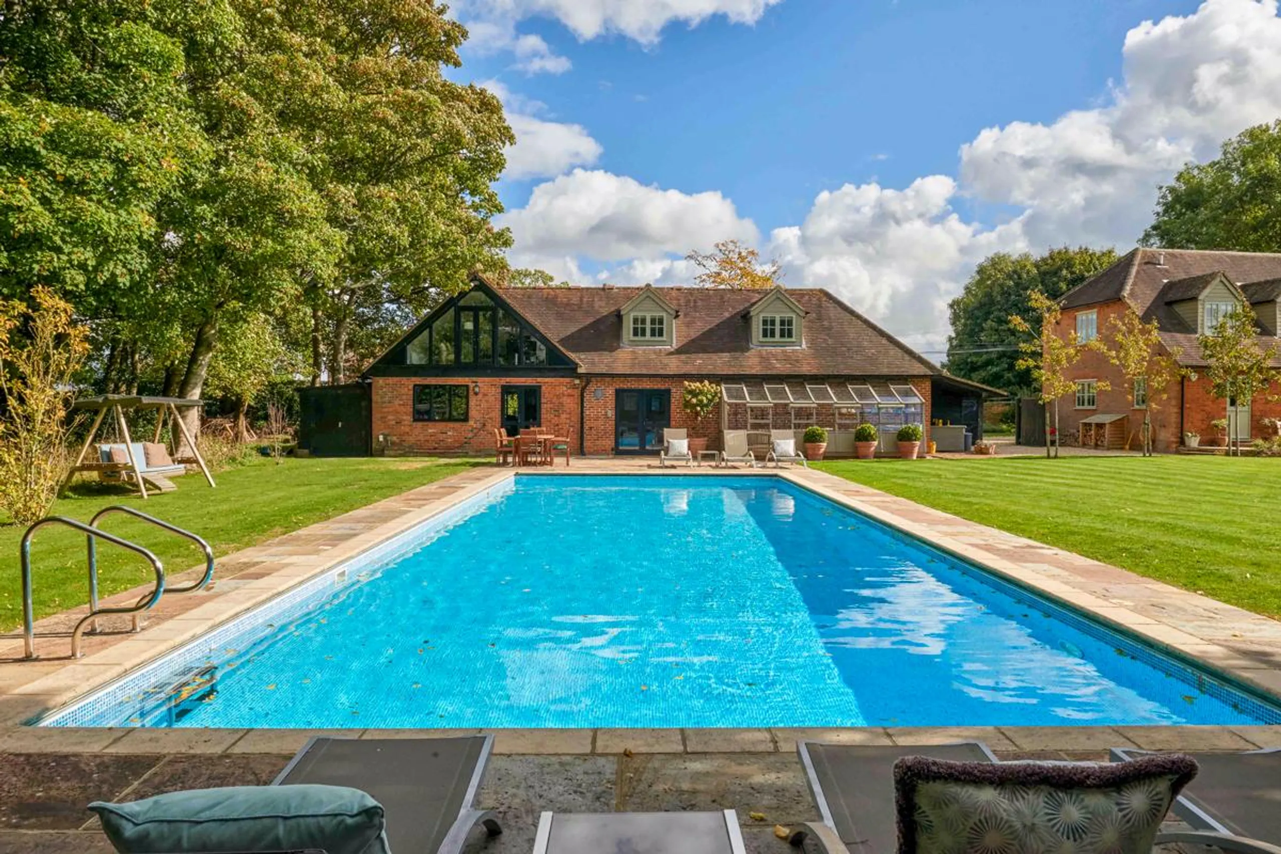Gracefully Decorated 7-Bedroom Country Villa with Private Pool, Gym, and Scenic Gardens, Southend