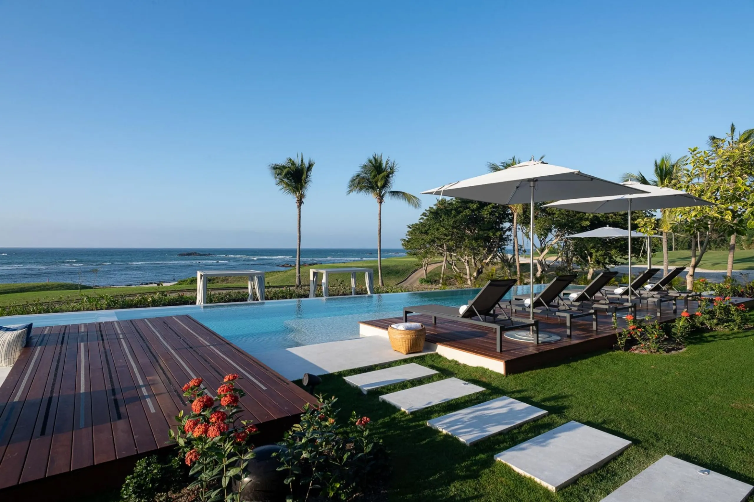 Oceanfront Pacifico Estates Villa with Private Pool and with Tail of the Whale Views — photograph 8