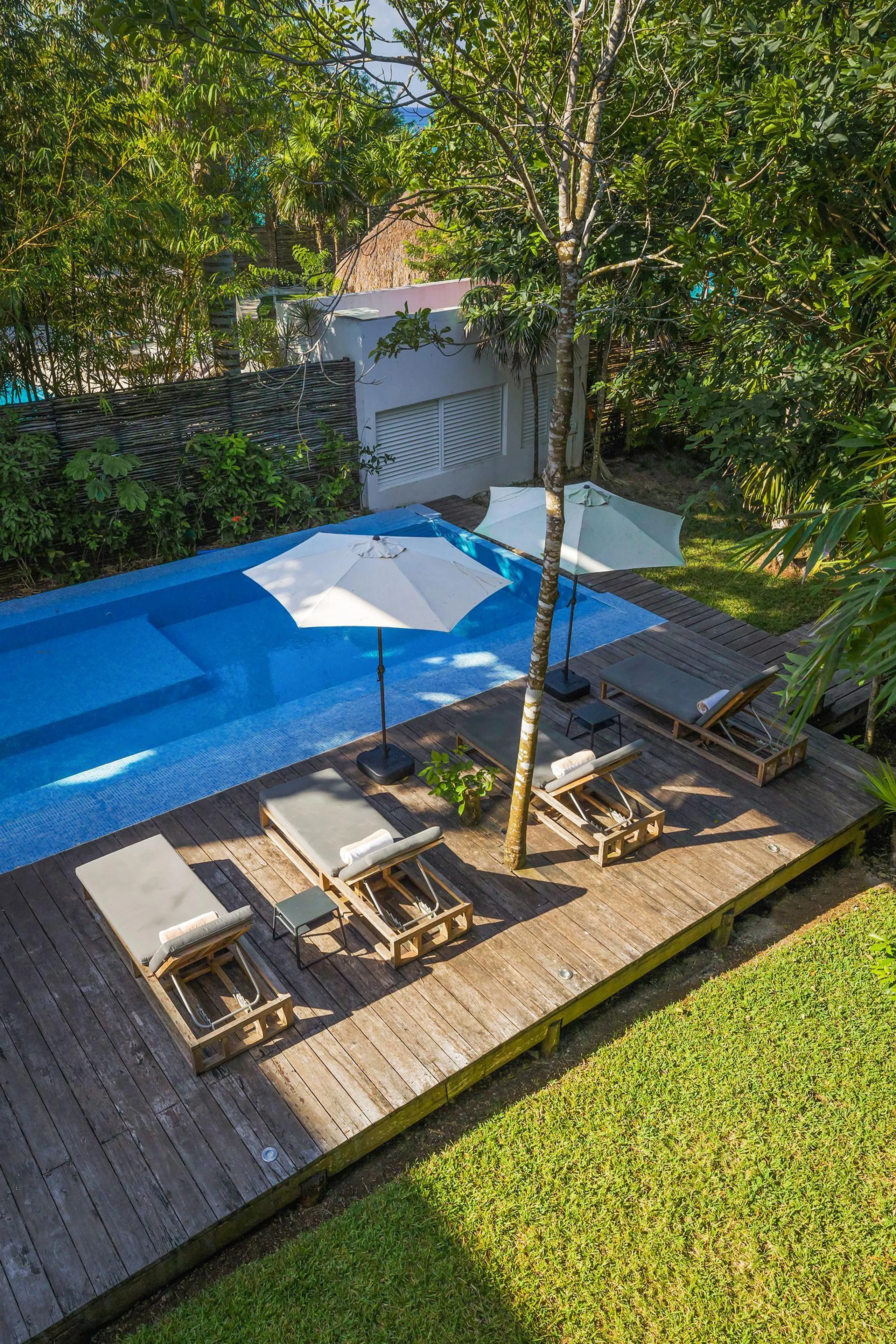 Modern Architectural Estate with Private Pool and Dock Access — photograph 11