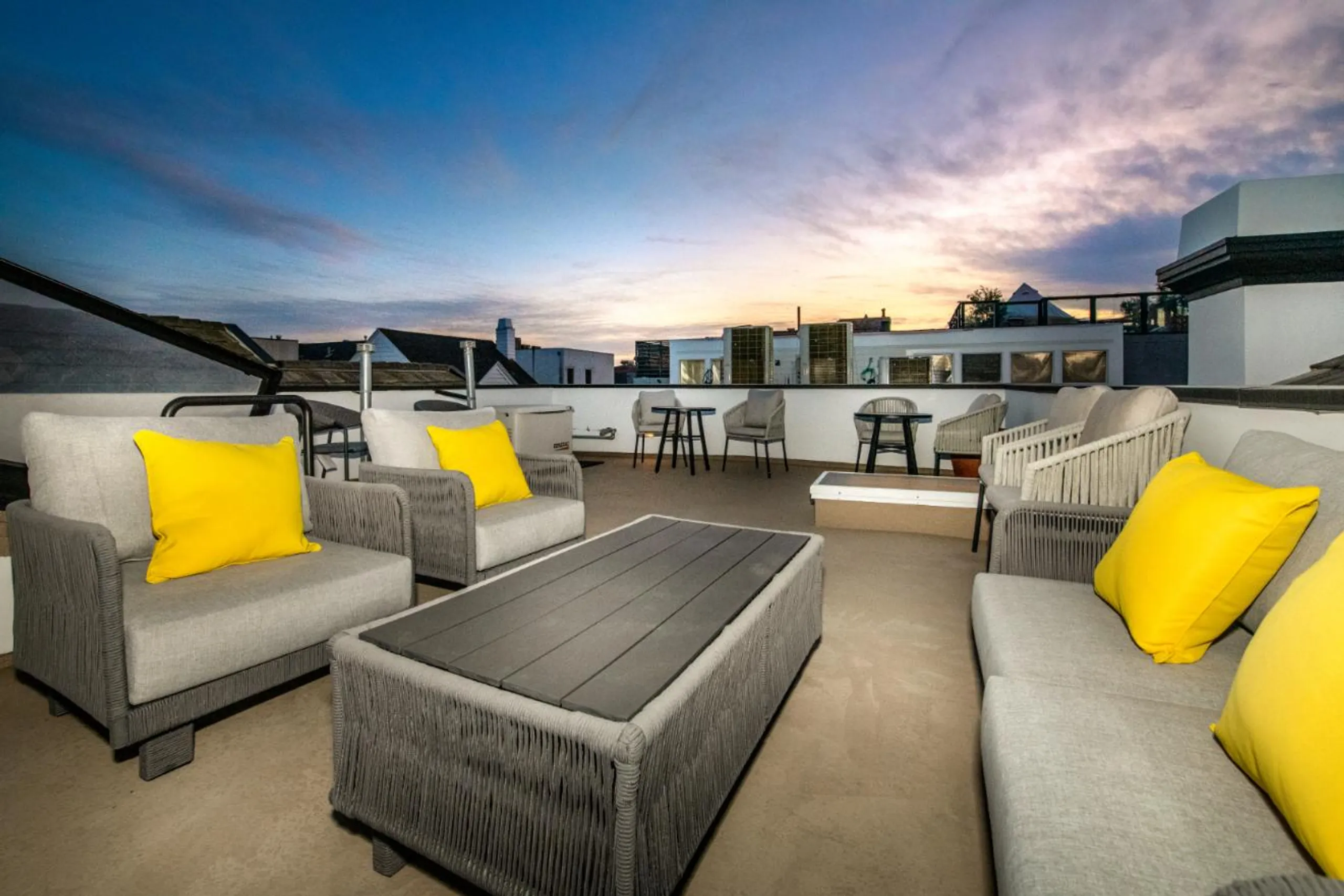 Contemporary Mansion with Sun Deck and Lush Gardens — photograph 11