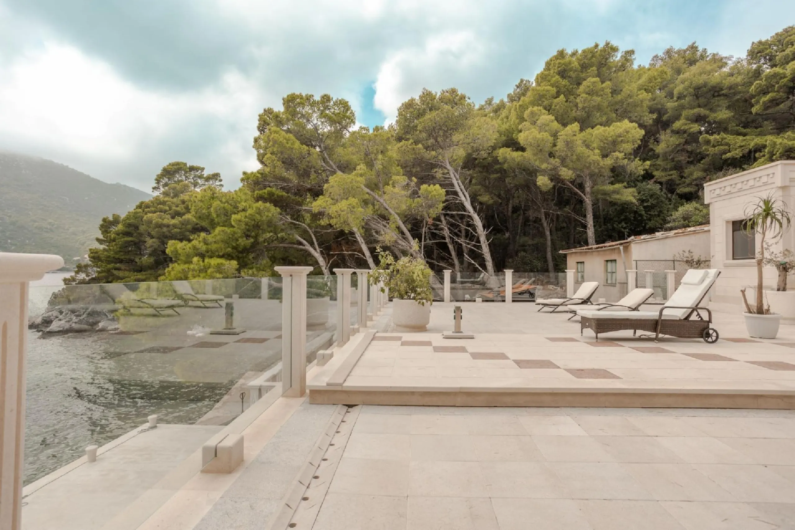 Enchanted Ancient-Inspired Villa with Breathtaking Pool and Seaside Views — photograph 2