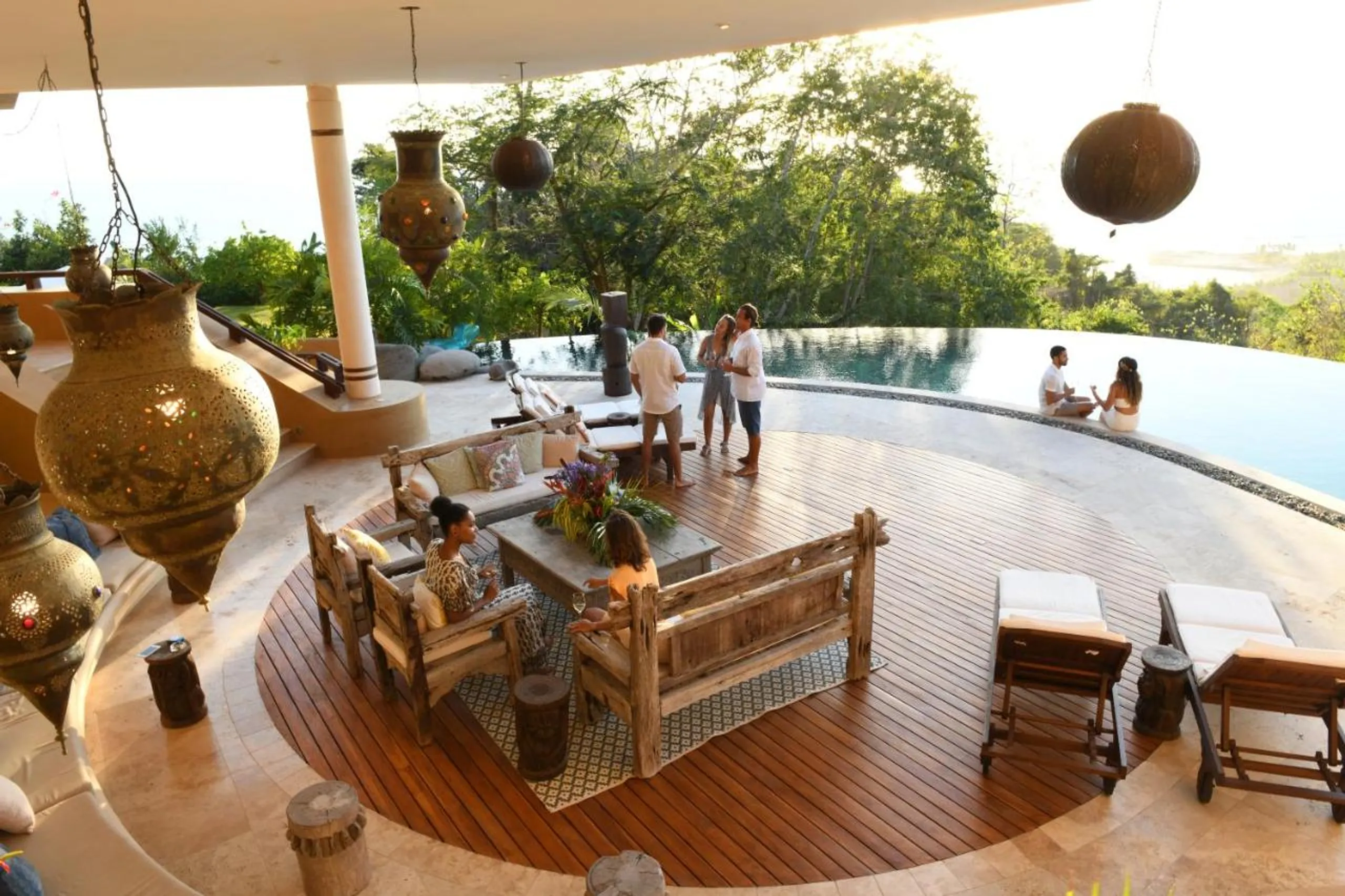 Elegantly Appointed Villa with Ocean-View Infinity Pool and Spacious Master Suites — photograph 11