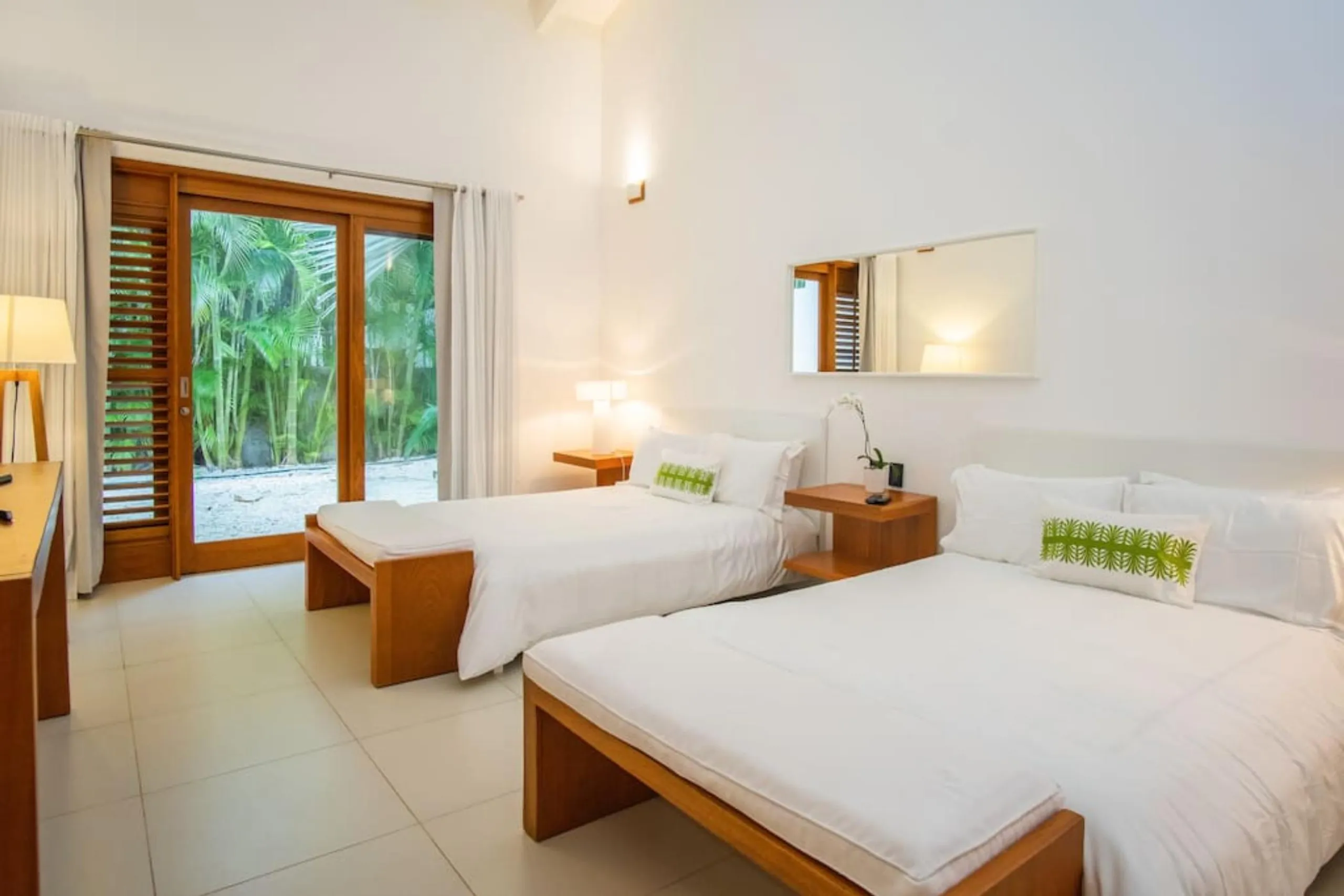 Luminous and Lush Paradise Villa with Private Pool and Stunning Views — photograph 12