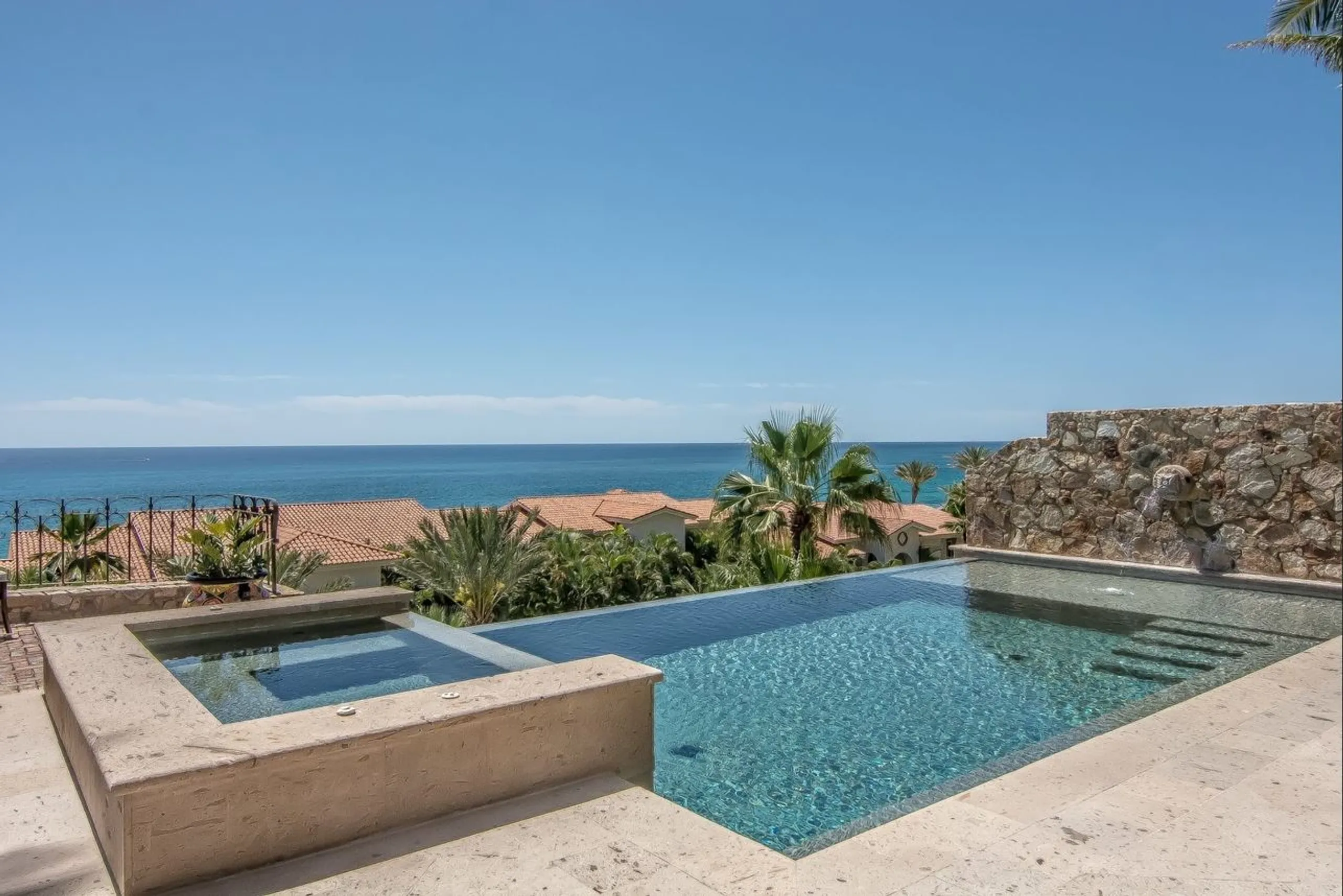 Graceful Four Bedroom Los Cabos Villa with Private Infinity Pool and Ocean Views — photograph 3