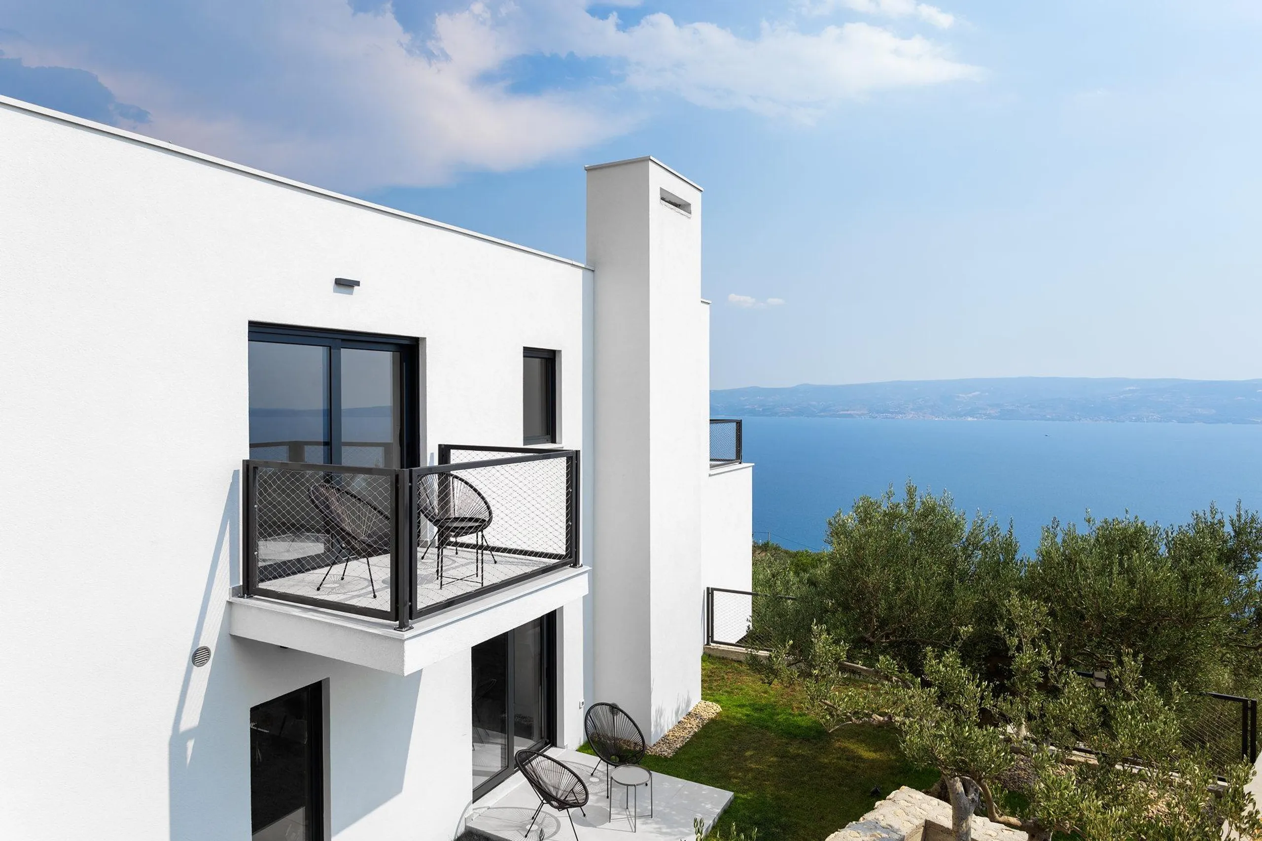 Princely 4-Star Villa with Private Pool and Mountain Views near Split — photograph 10