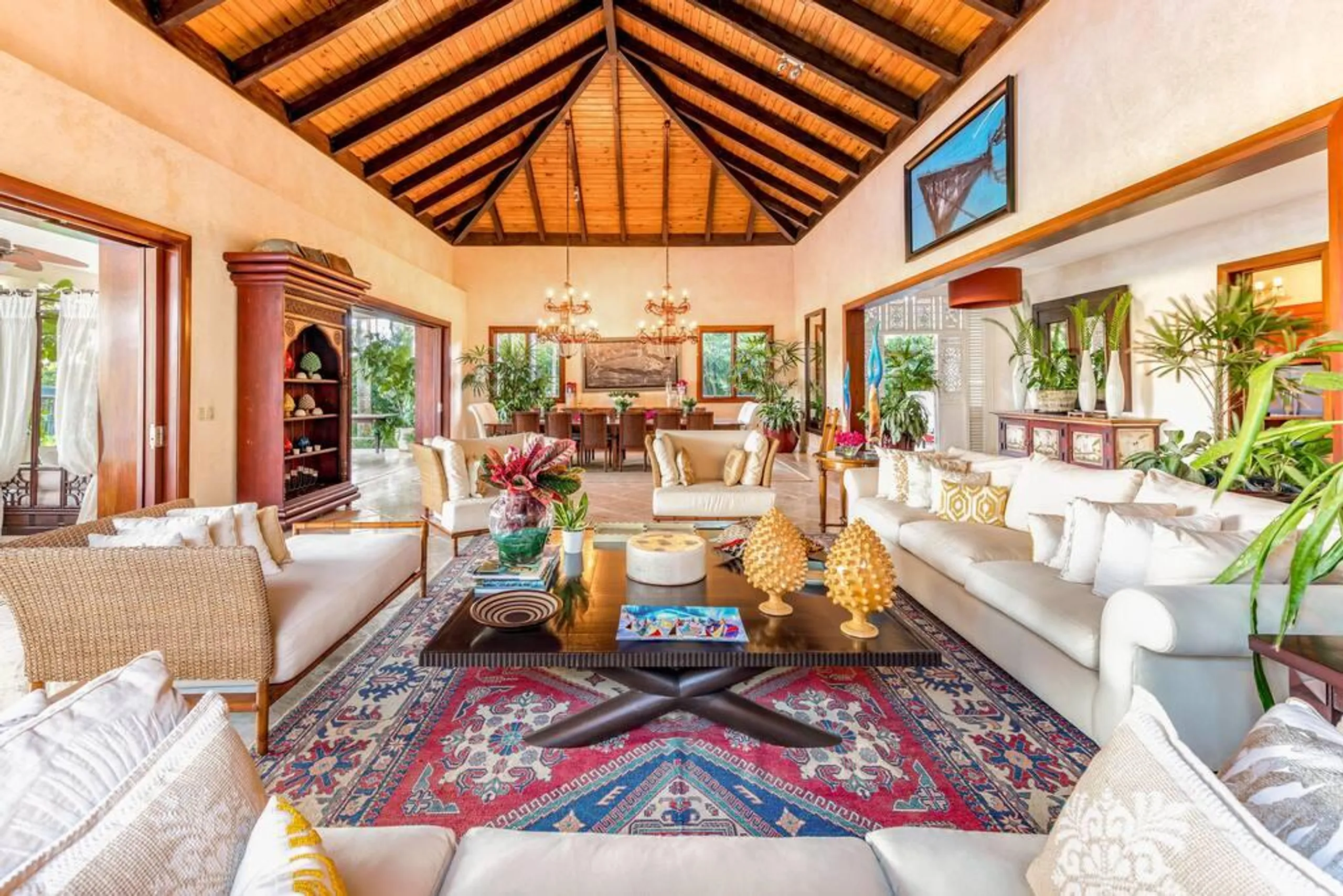 Sophisticated Paradise Retreat with Private Pool and Jacuzzi — photograph 5
