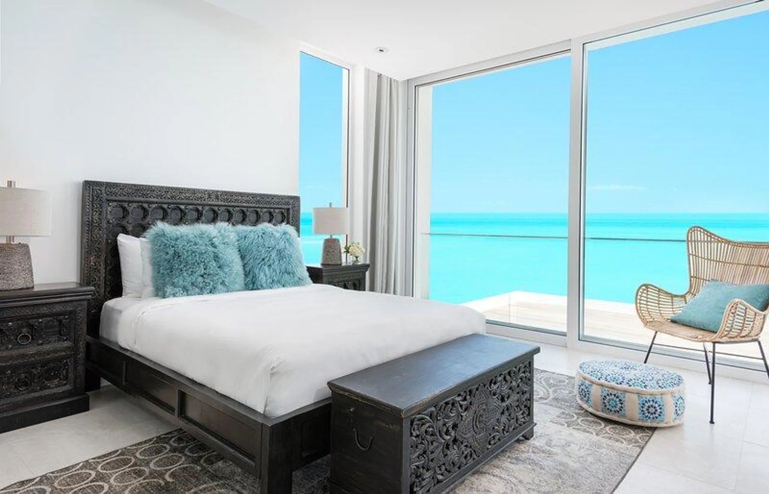 Long Bay Beach Sophisticated Oceanfront Villa Situated Almost on the Water's Edge — photograph 8