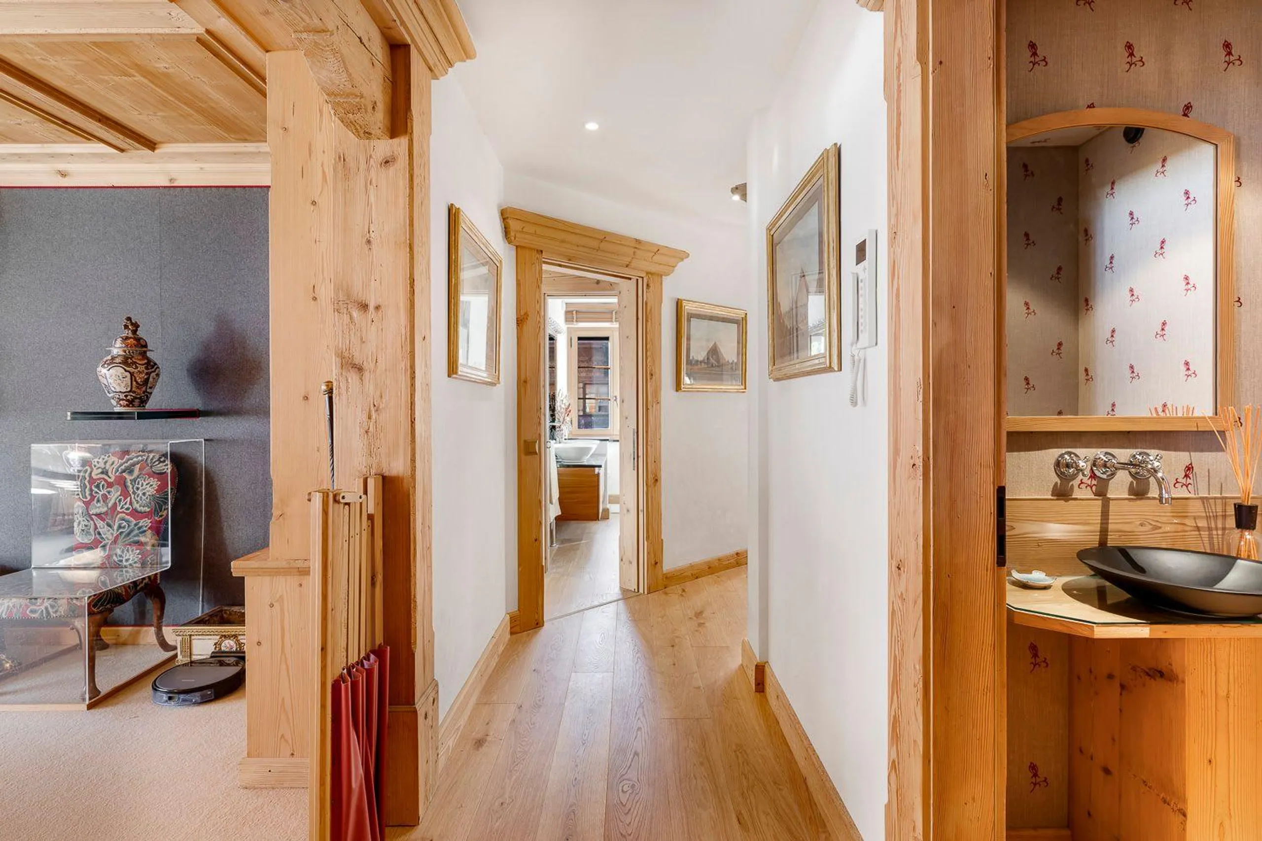 Elegant Alpine Retreat with Panoramic Views — photograph 10