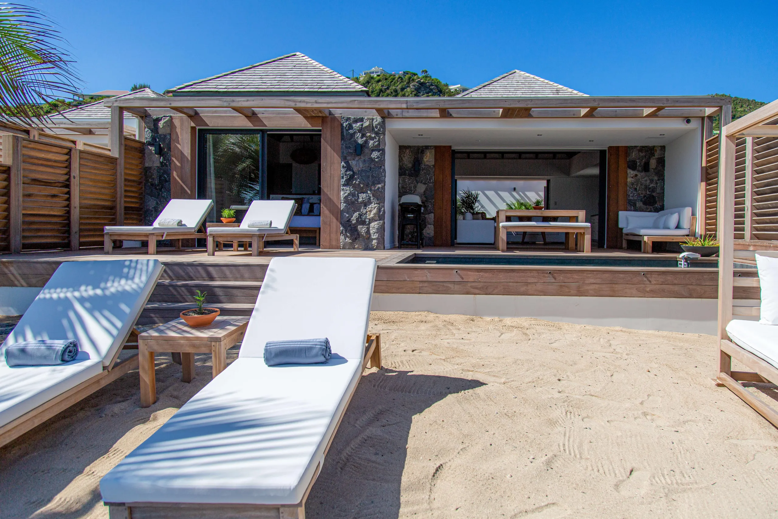 Exquisite Oceanside Villa with Private Pool and Walks to Beach — photograph 8