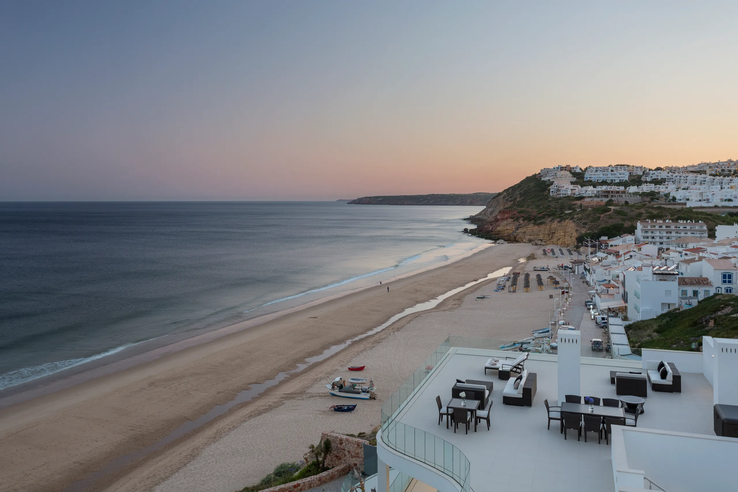 Captivating Contemporary Villa with Infinity Pool and Spectacular Coastline Views — photograph 7
