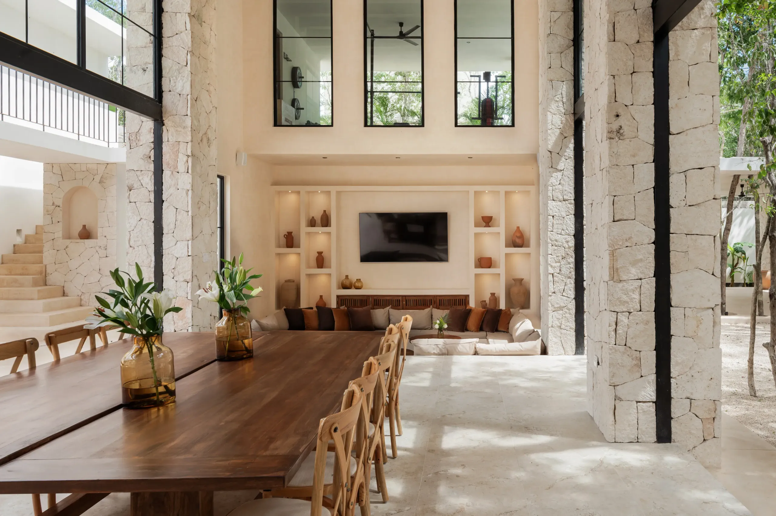 Exquisitely Furnished Estate with Pools & Jungle Views — photograph 7