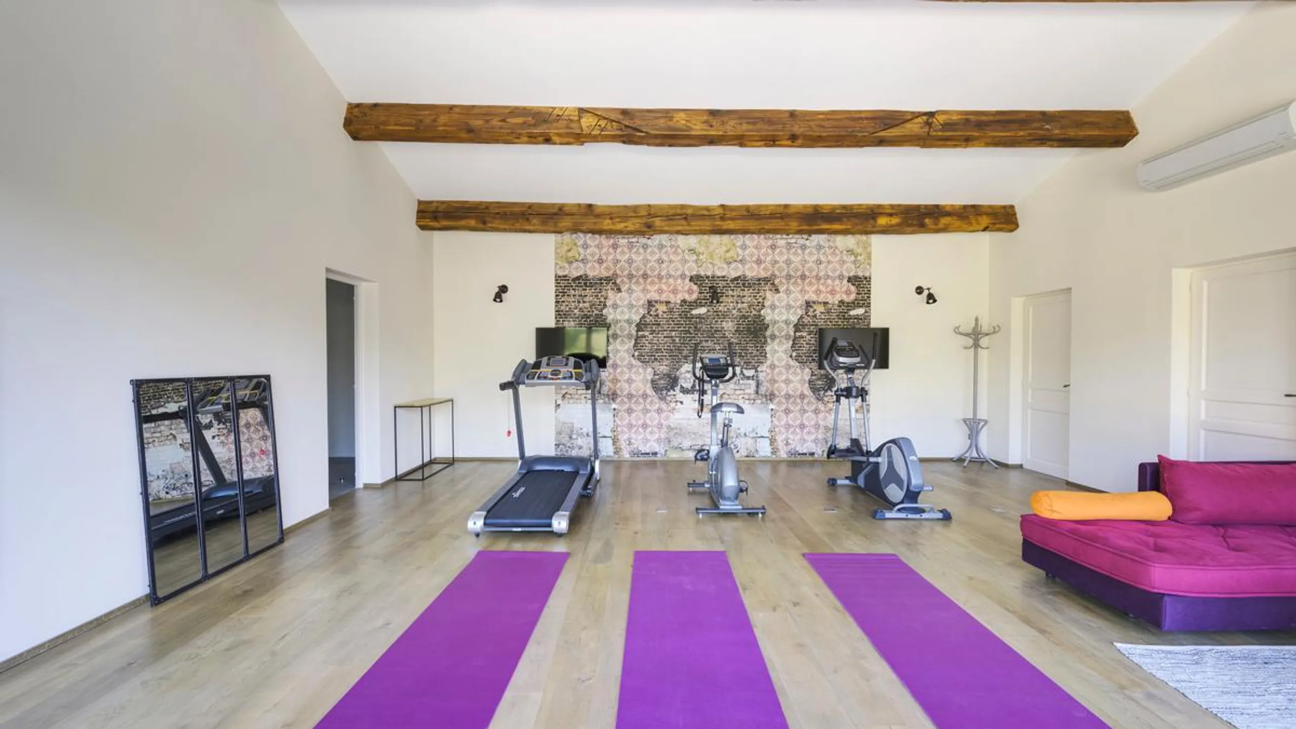 Tranquil Countryside Villa with Private Heated Pool & Serene Surroundings — photograph 11