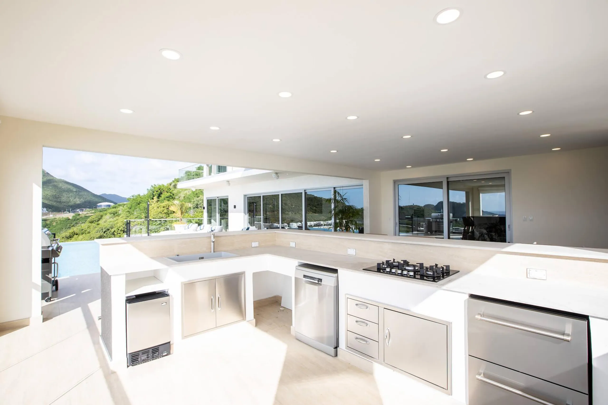 Indigo Bay's Decadence Luxury Villa with Infinity Pool and Breathtaking Ocean Views — photograph 12