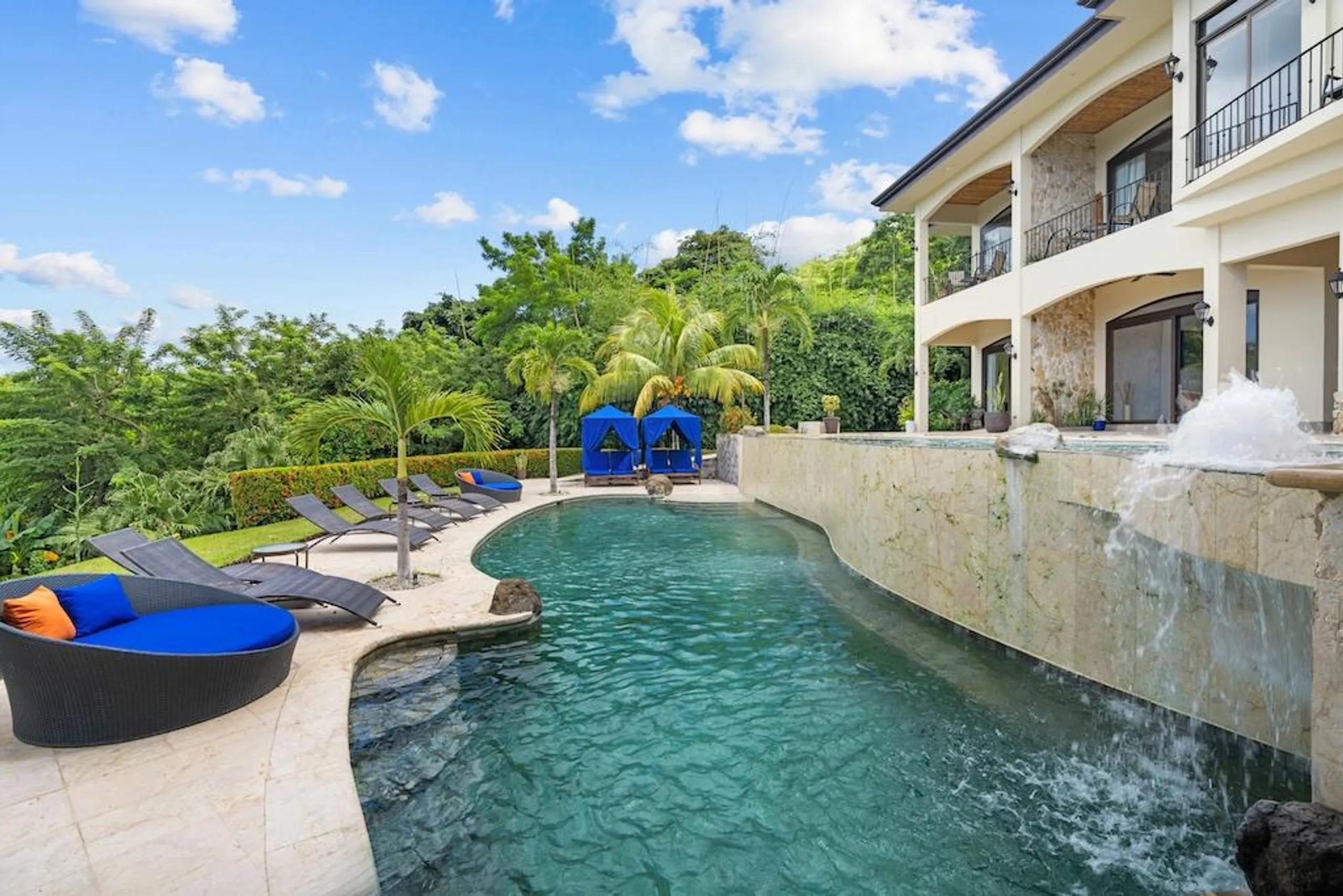 Premier Luxury Villa with Private Pool, Spa and Lush Surroundings — photograph 4