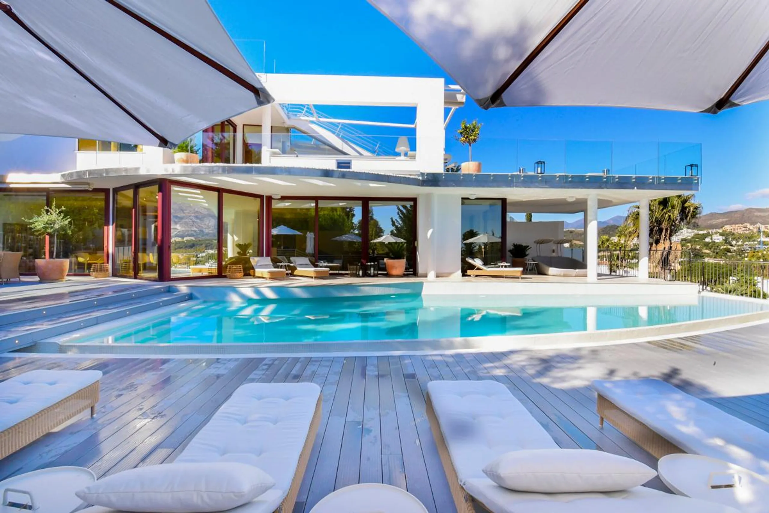 Spacious Nueva Andalucía Villa Infinity Pool, and Mediterranean Sea Views — photograph 2
