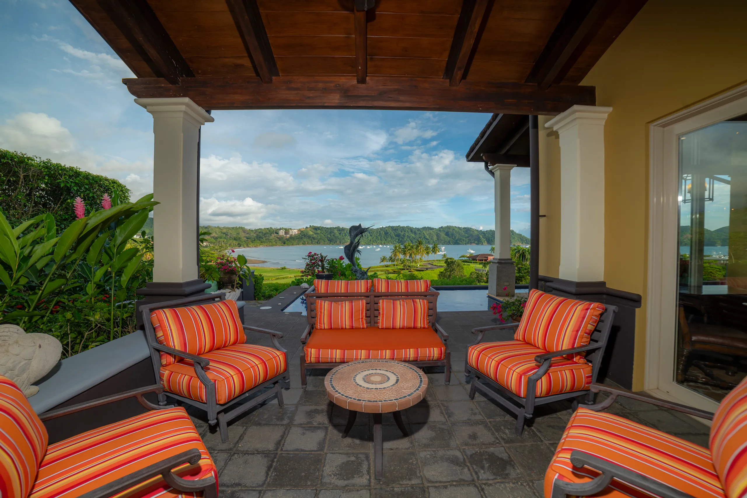 Colonial-Style Luxury Villa in Los Sueños with Infinity Pool, Ocean & Marina Views — photograph 6