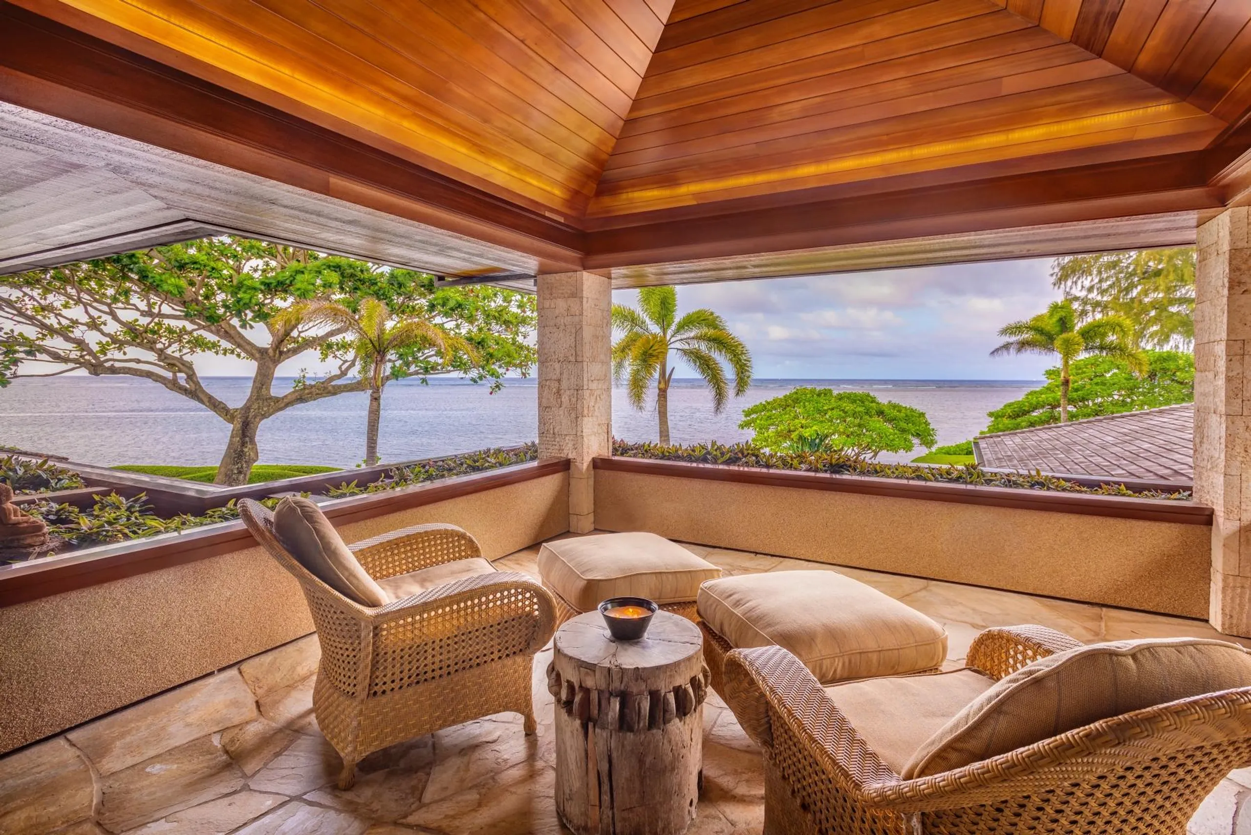 Enchanting Oceanfront Villa with Panoramic Views of Panini Beach Hawaii — photograph 9