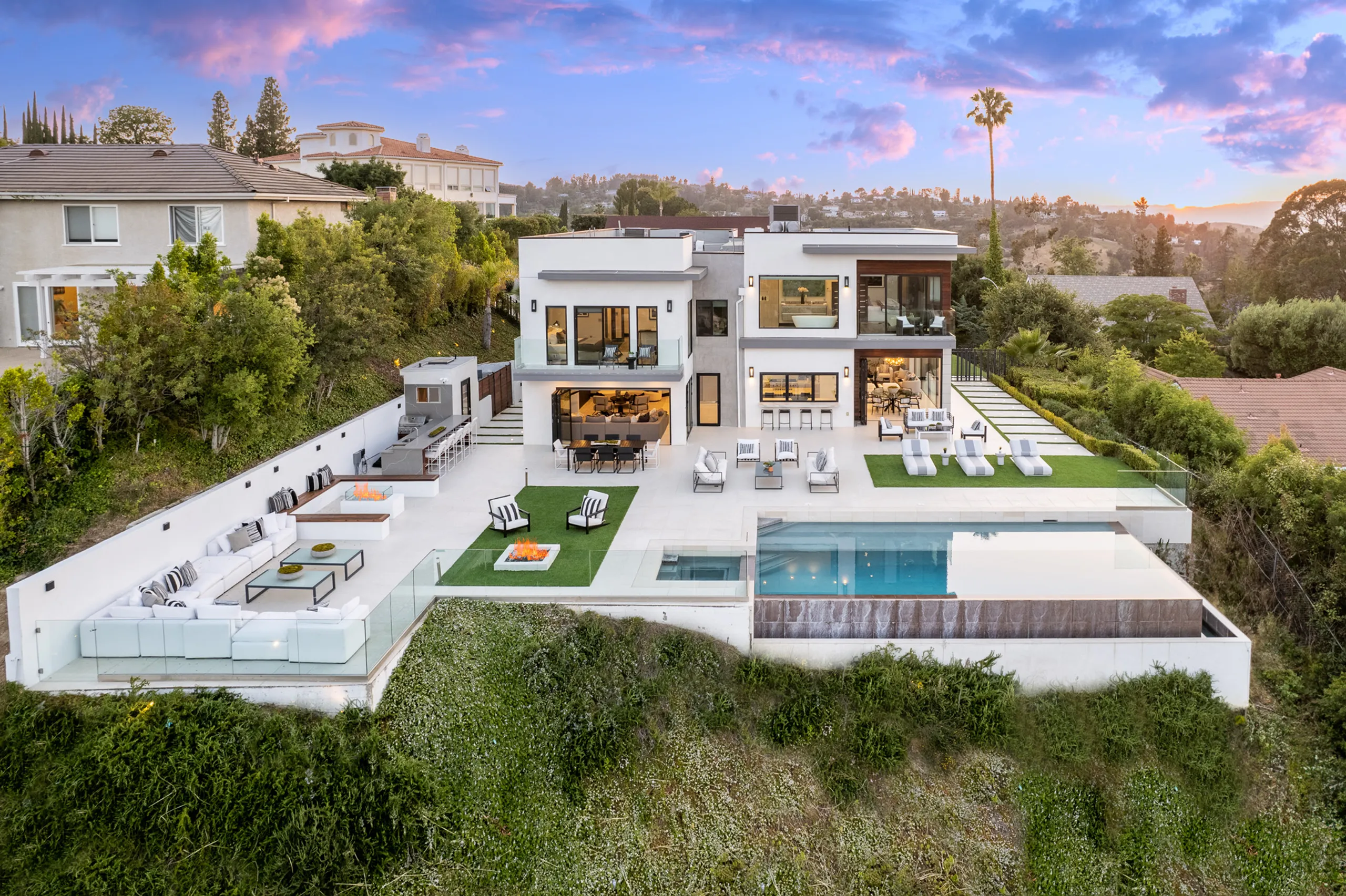 Grand Modern Tarzana Estate with with Infinity Pool, Panoramic Views & Sleek Architectural Design, Los Angeles