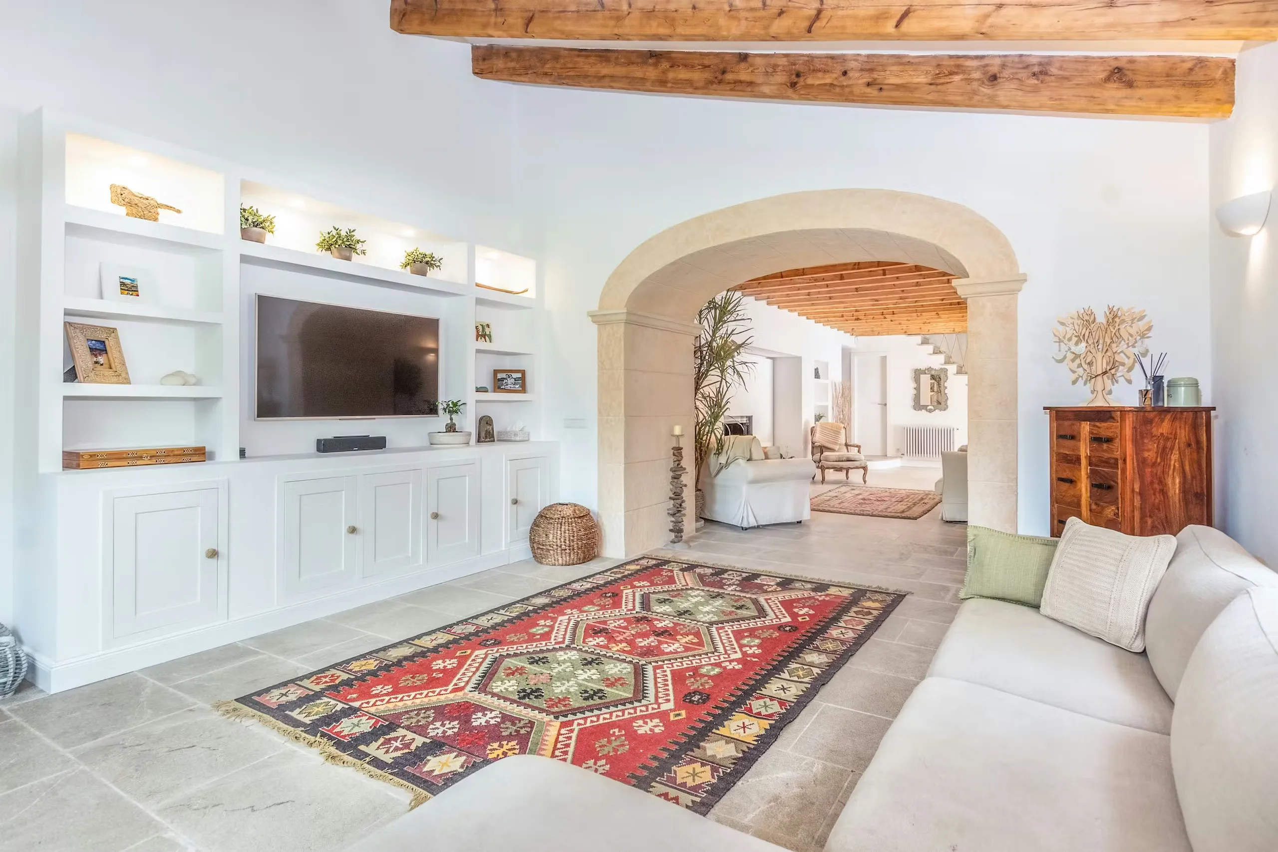 Rustic-Luxe Countryside Escape with Private Pool and Stunning Lush Gardens — photograph 11