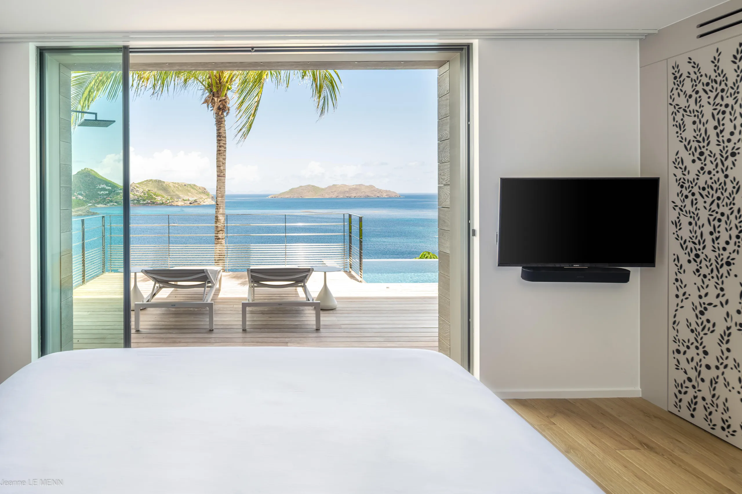 Rejuvenating Paradise Estate with Infinity Pool and Sweeping Ocean Views — photograph 10