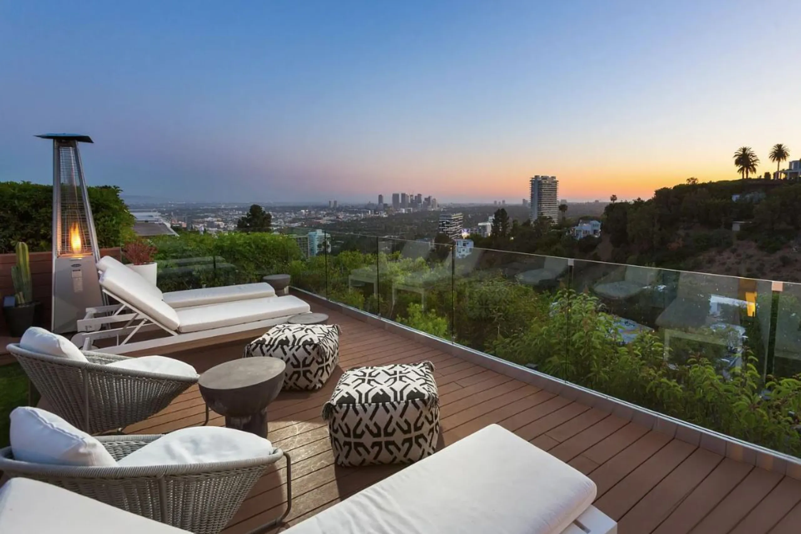 Majestic Elegant Villa with Infinity Pool And City View — photograph 12