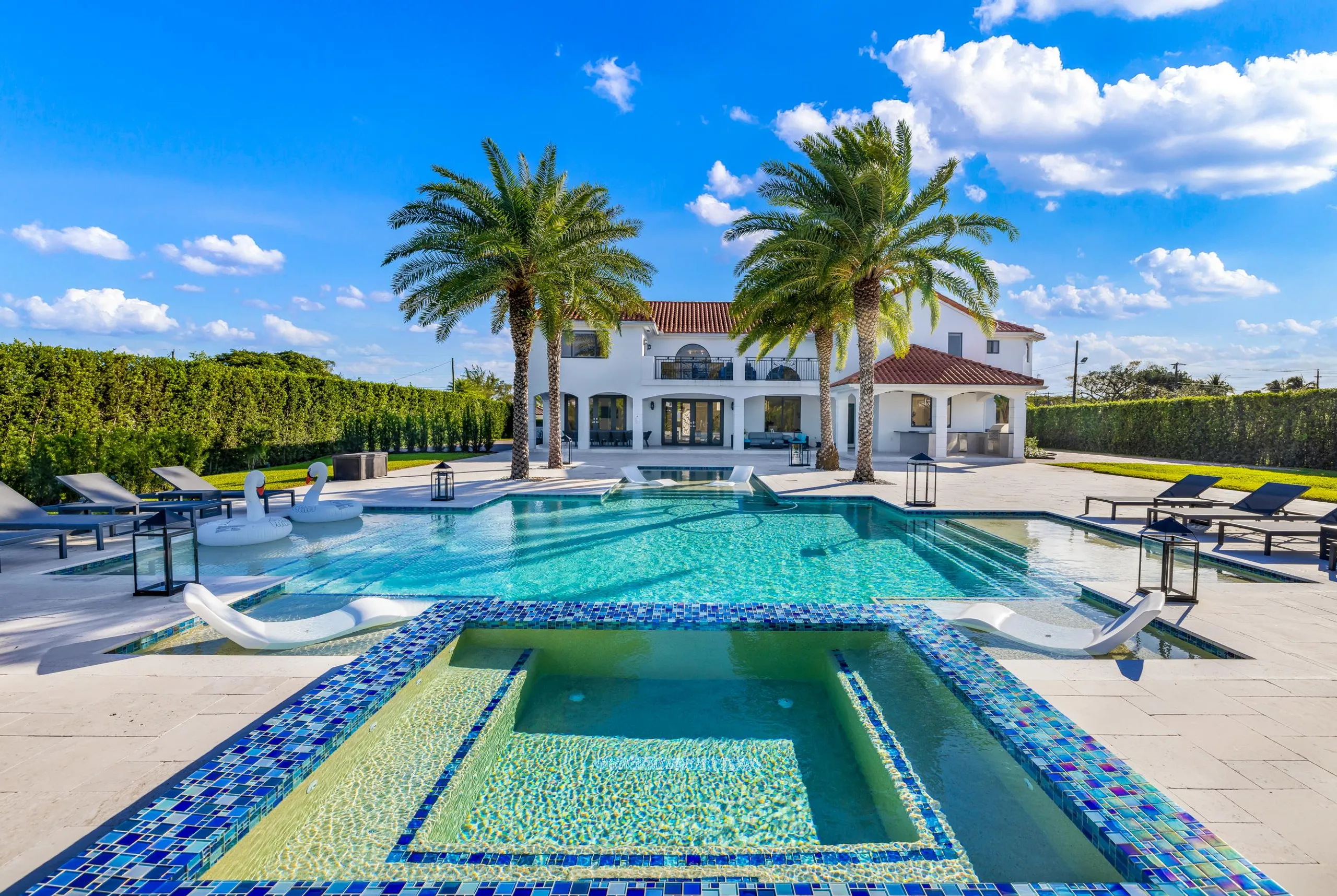 Magnificent 7-Bedroom Estate with Resort-Inspired Amenities — photograph 3