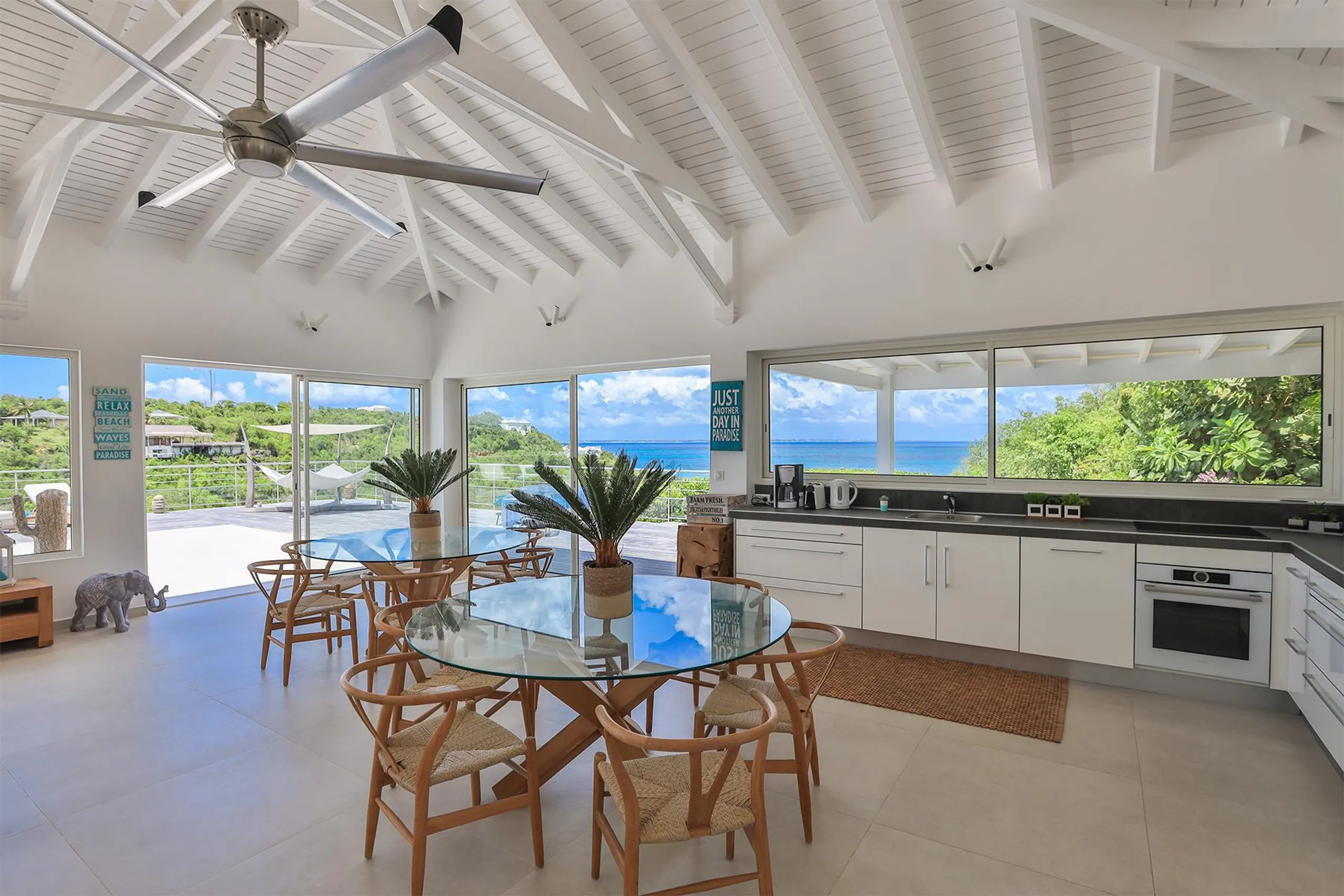 Breathtaking Luxe Estate with Private Pool and Views — photograph 12