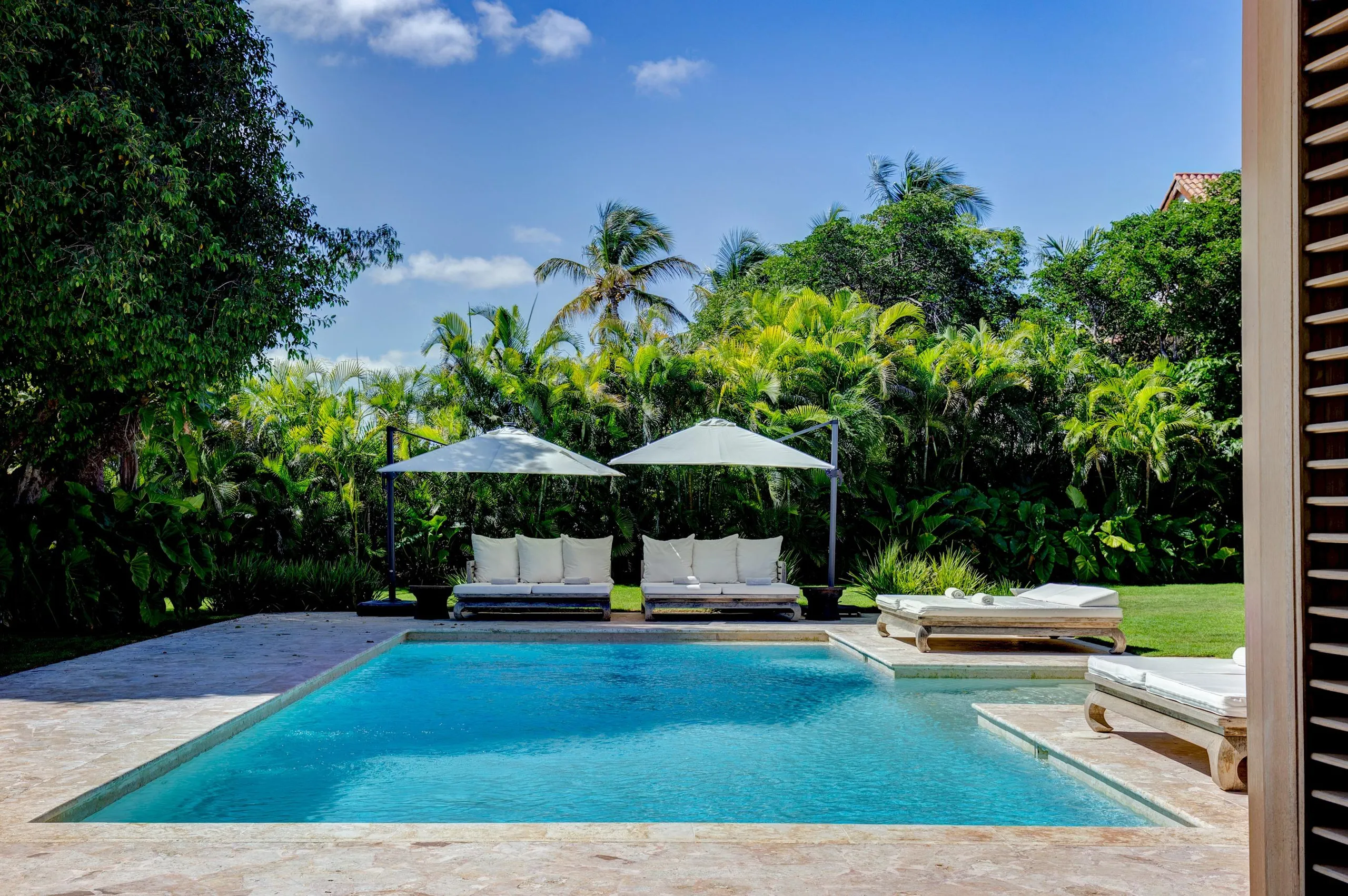 Splendid Six Bedroom Villa with Private Pool and Golf Views — photograph 3