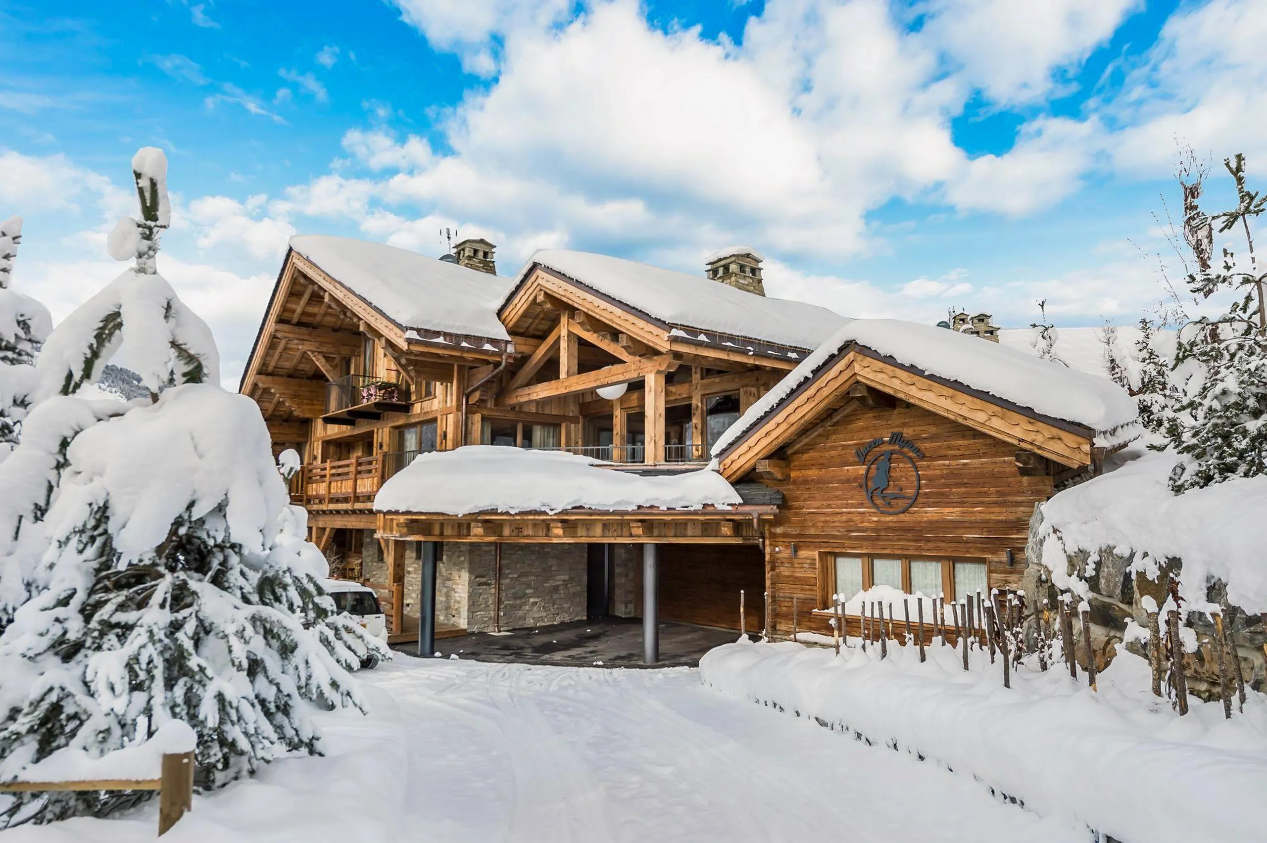 Splendid Six-Bedroom Chalet with Private Hammam, Les Allues