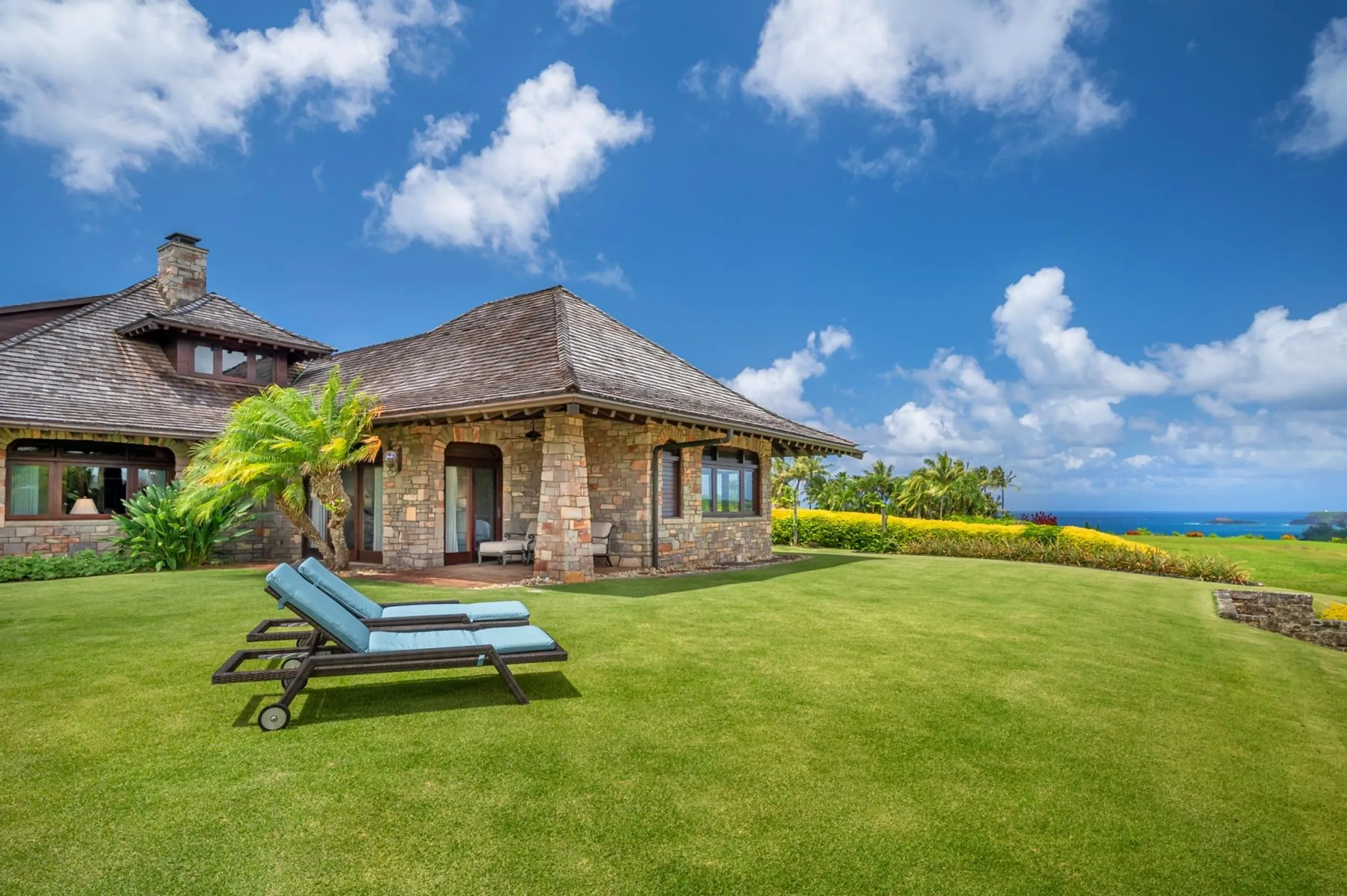 Magnificent Island Estate with Lagoon Pool and Amazing Ocean Views — photograph 6