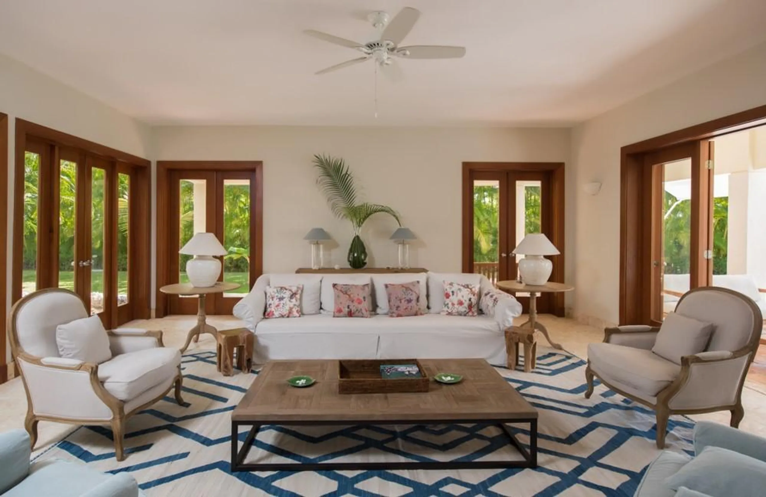 Luxurious Lake Front Villa with Open Design and Private Pool — photograph 6