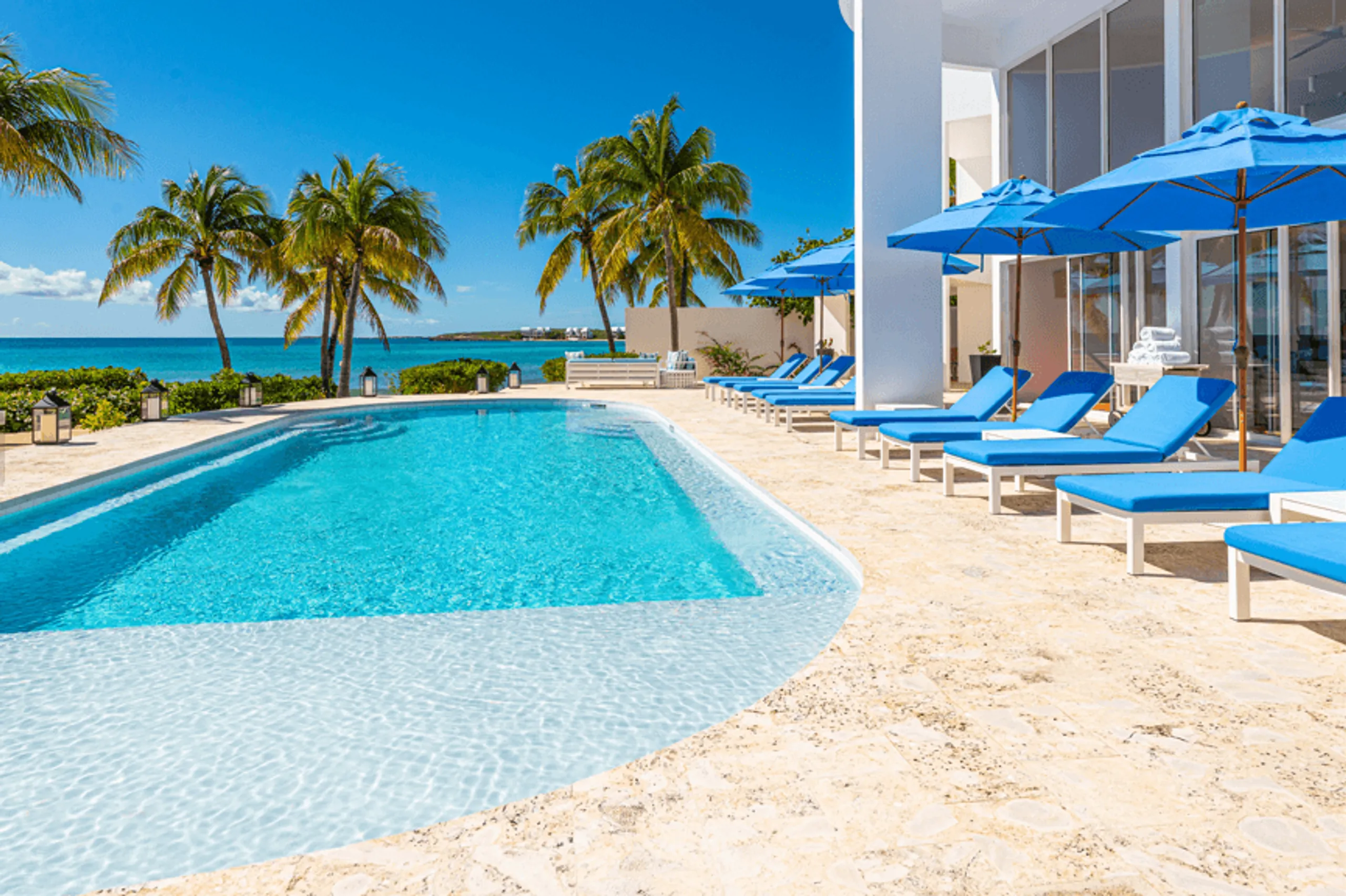Long Bay Beach Grand Luxe Estate with Infinity Pool and Stunning Ocean Views — photograph 12