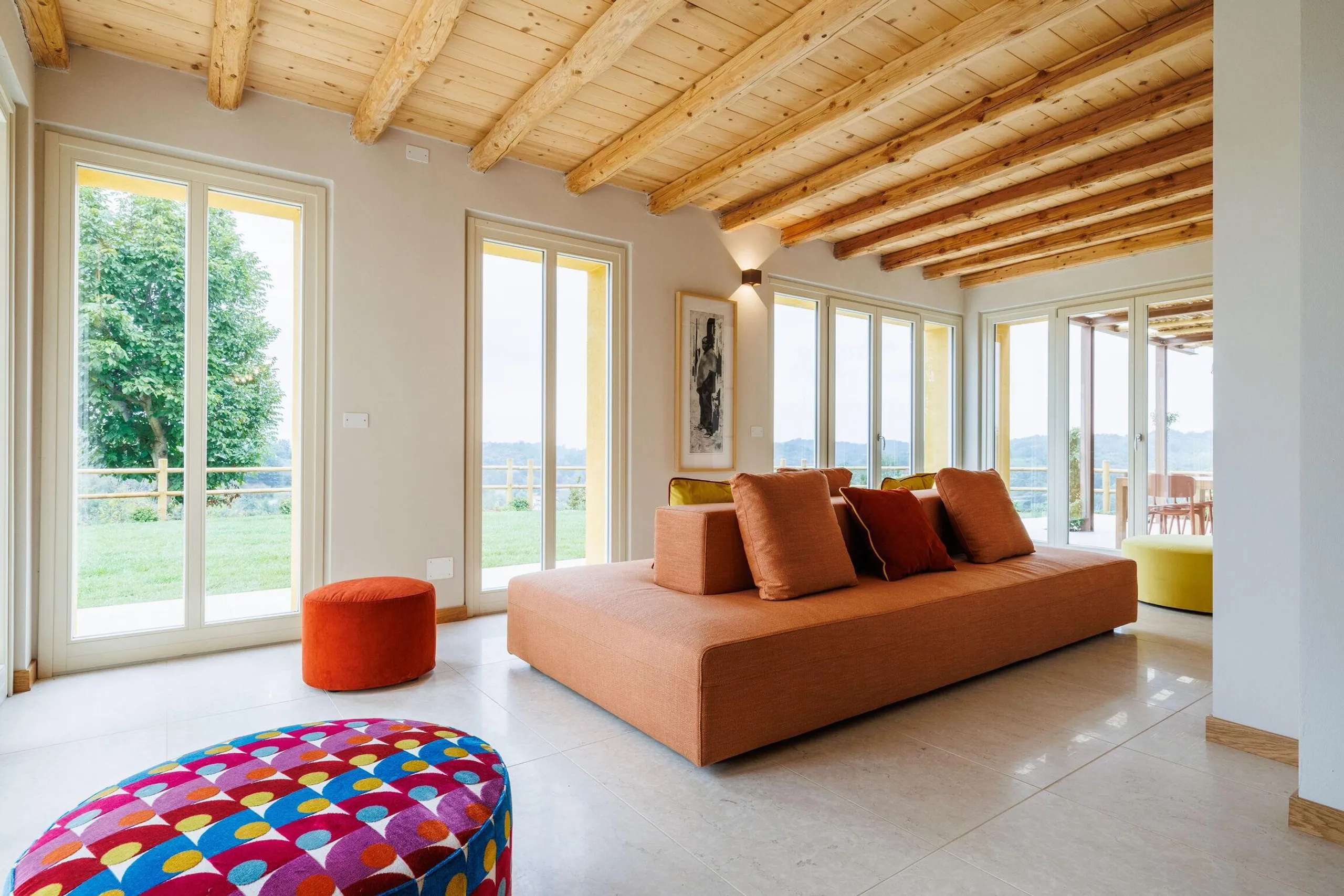 Imposing Italian Estate with Invigorating Pool and Dining Al-Fresco — photograph 9