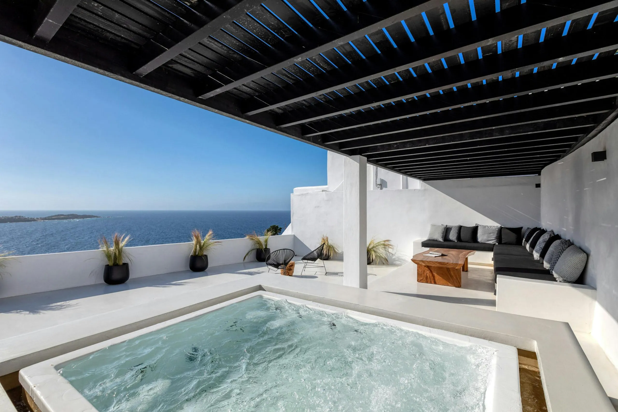 Tranquil Mykonos Estate with Infinity Pool, Jacuzzi, and Ocean Views — photograph 7