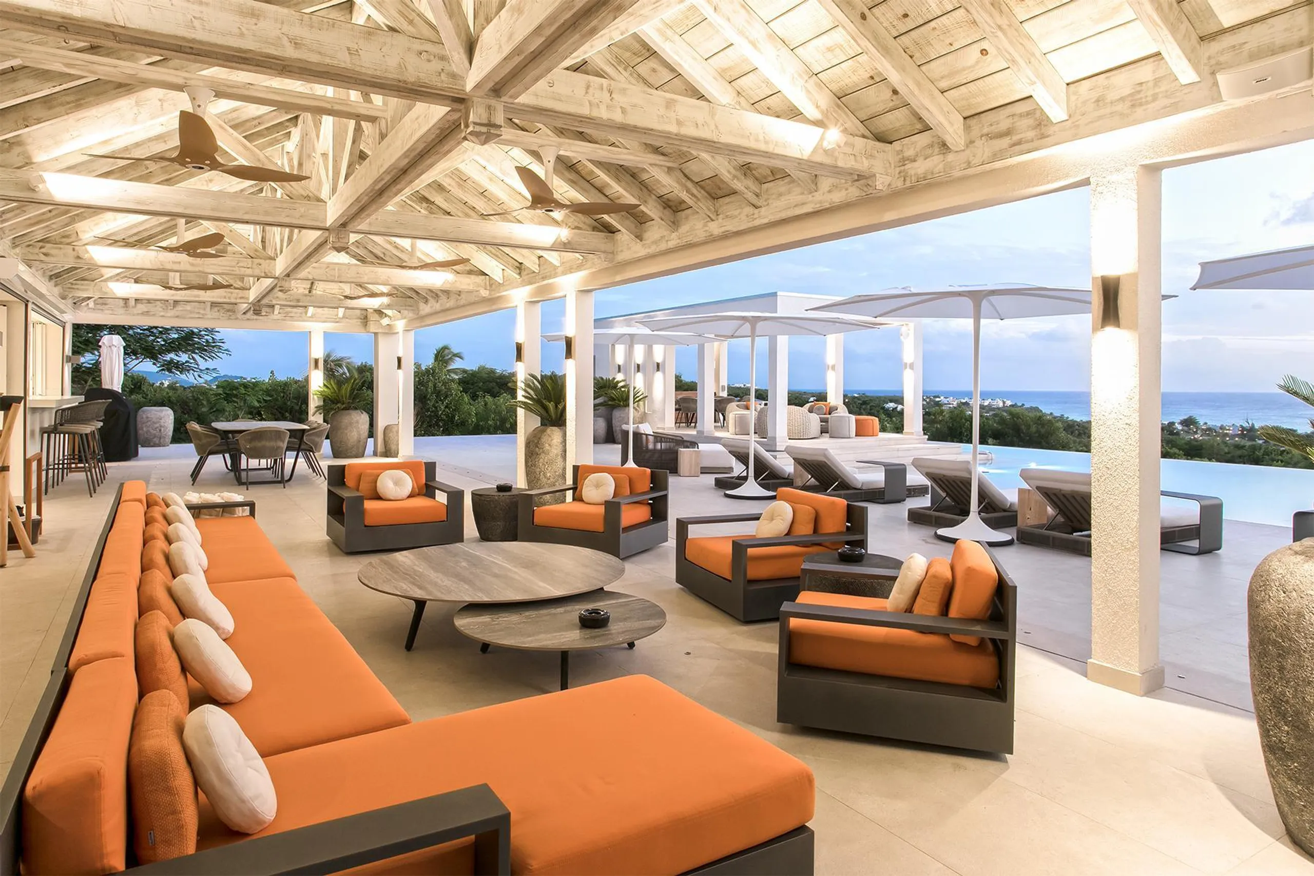 Exclusive Luxe Retreat with Infinity Pool and Breathtaking Ocean Views — photograph 11