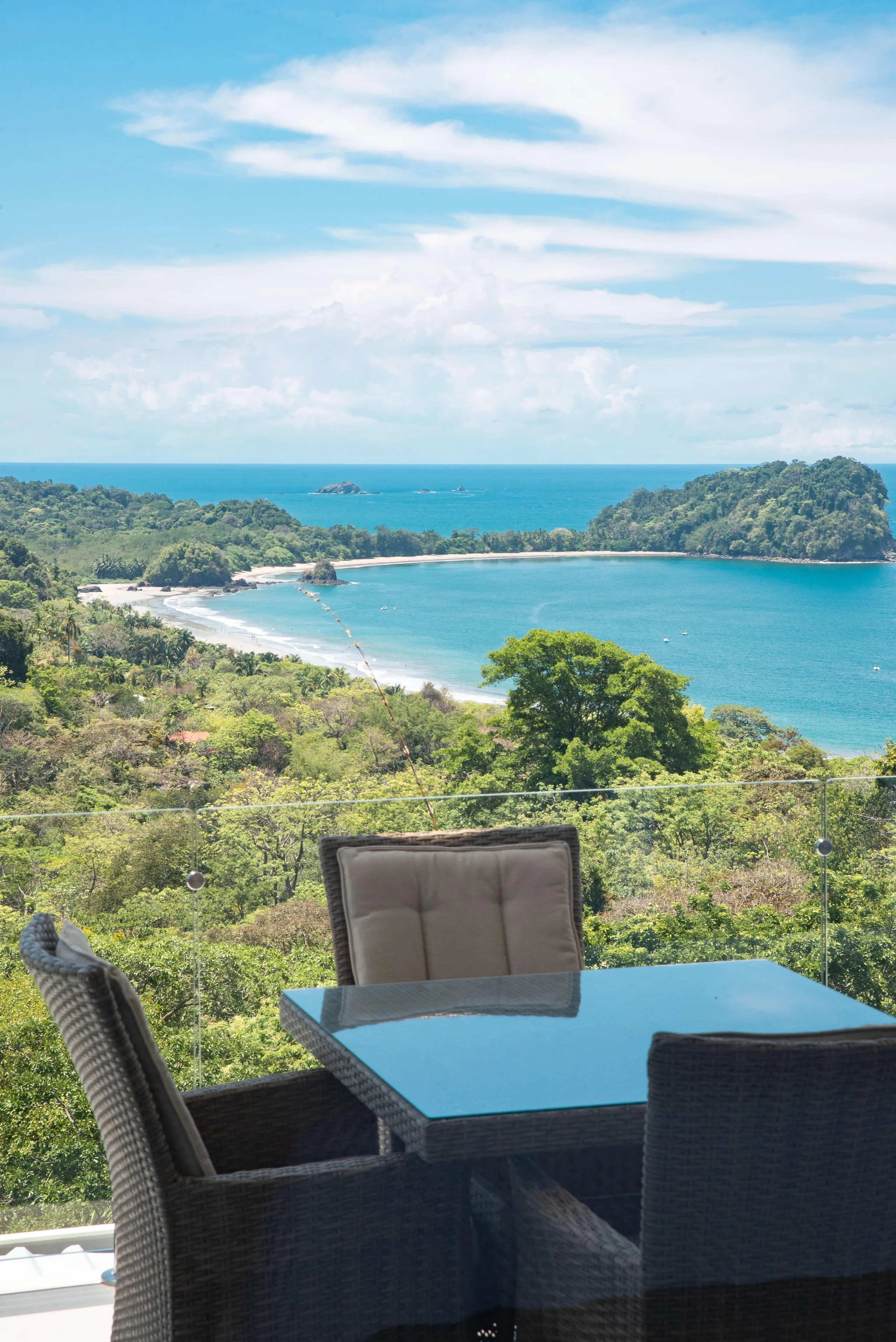 Sleek Rainforest Rental with Panoramic Pacific Ocean Views — photograph 5