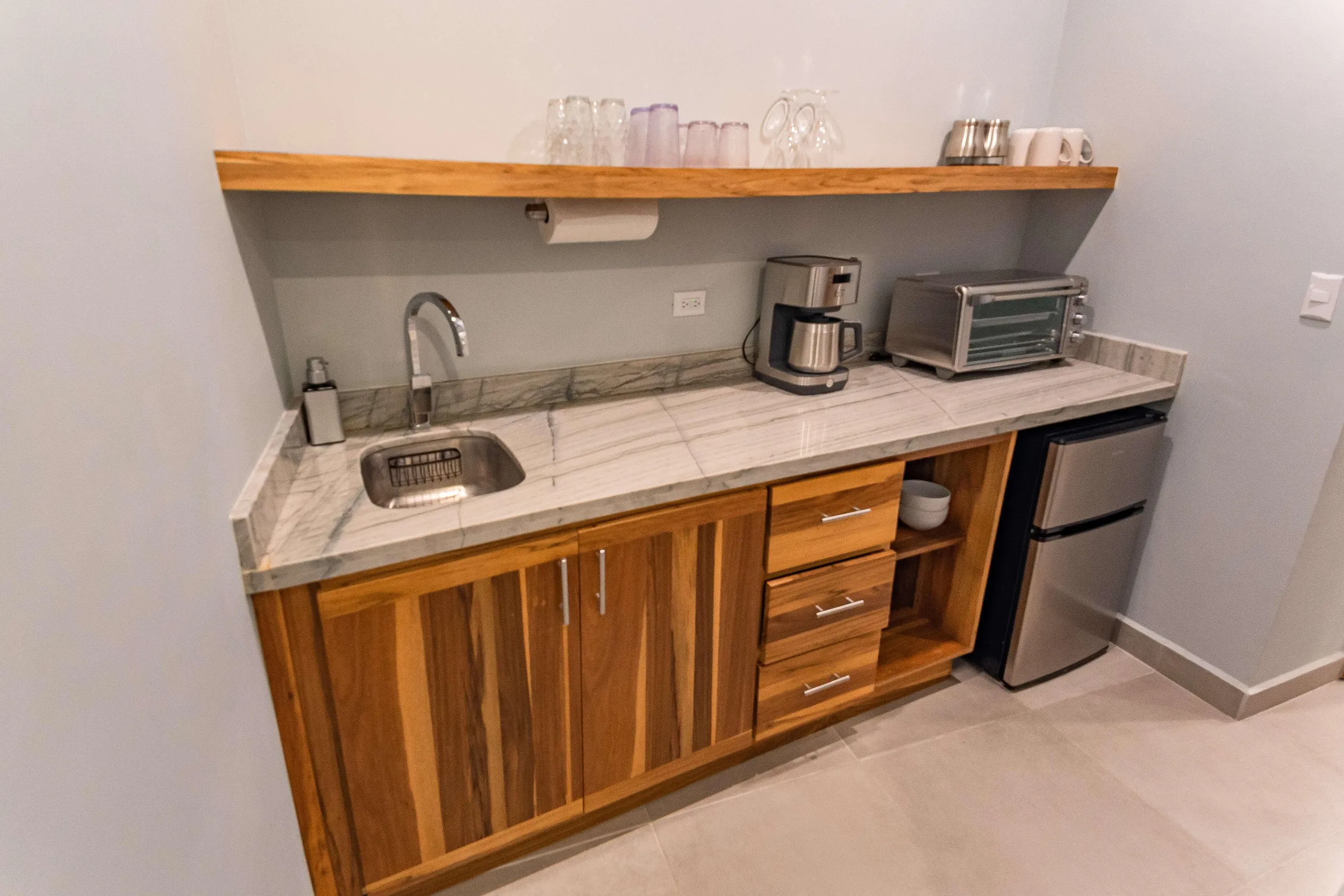 Sleek Rainforest Rental with Panoramic Pacific Ocean Views — photograph 12