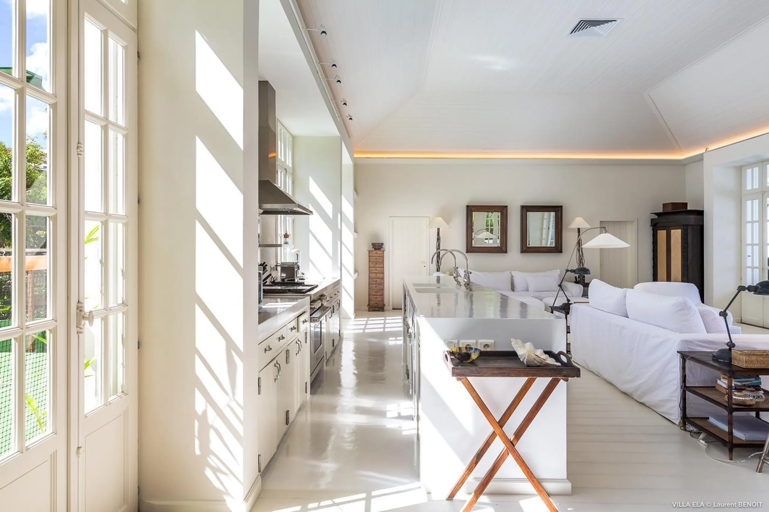 Majestic Beachfront Villa with Tennis Court, Private Pool and Walks to Ocean — photograph 9