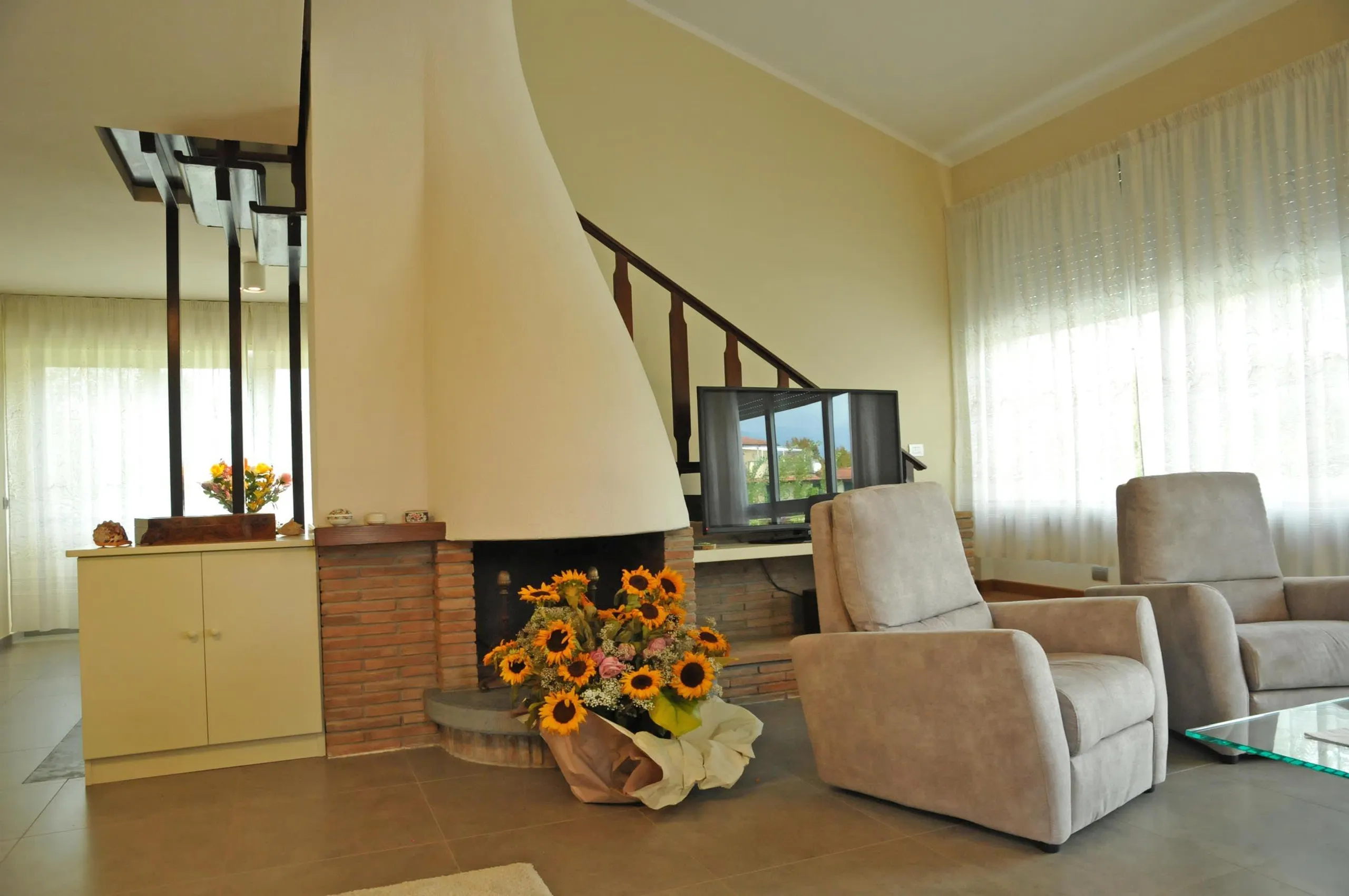 Spacious Tuscan Villa with Private Pool, Jacuzzi and Beach Proximity — photograph 9