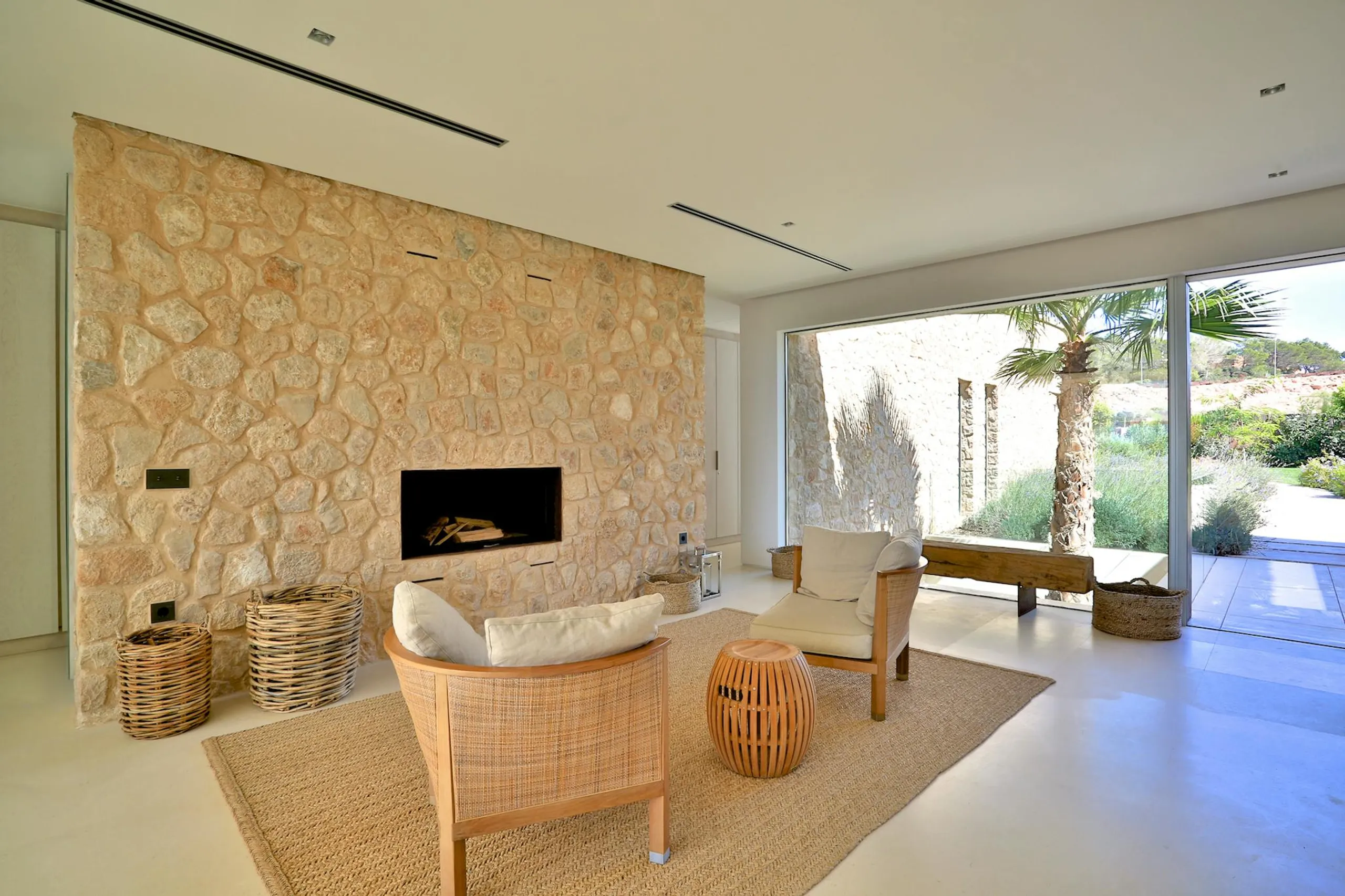 Lavish Ibiza Seaside Estate with Private Pool and Sun Deck — photograph 8