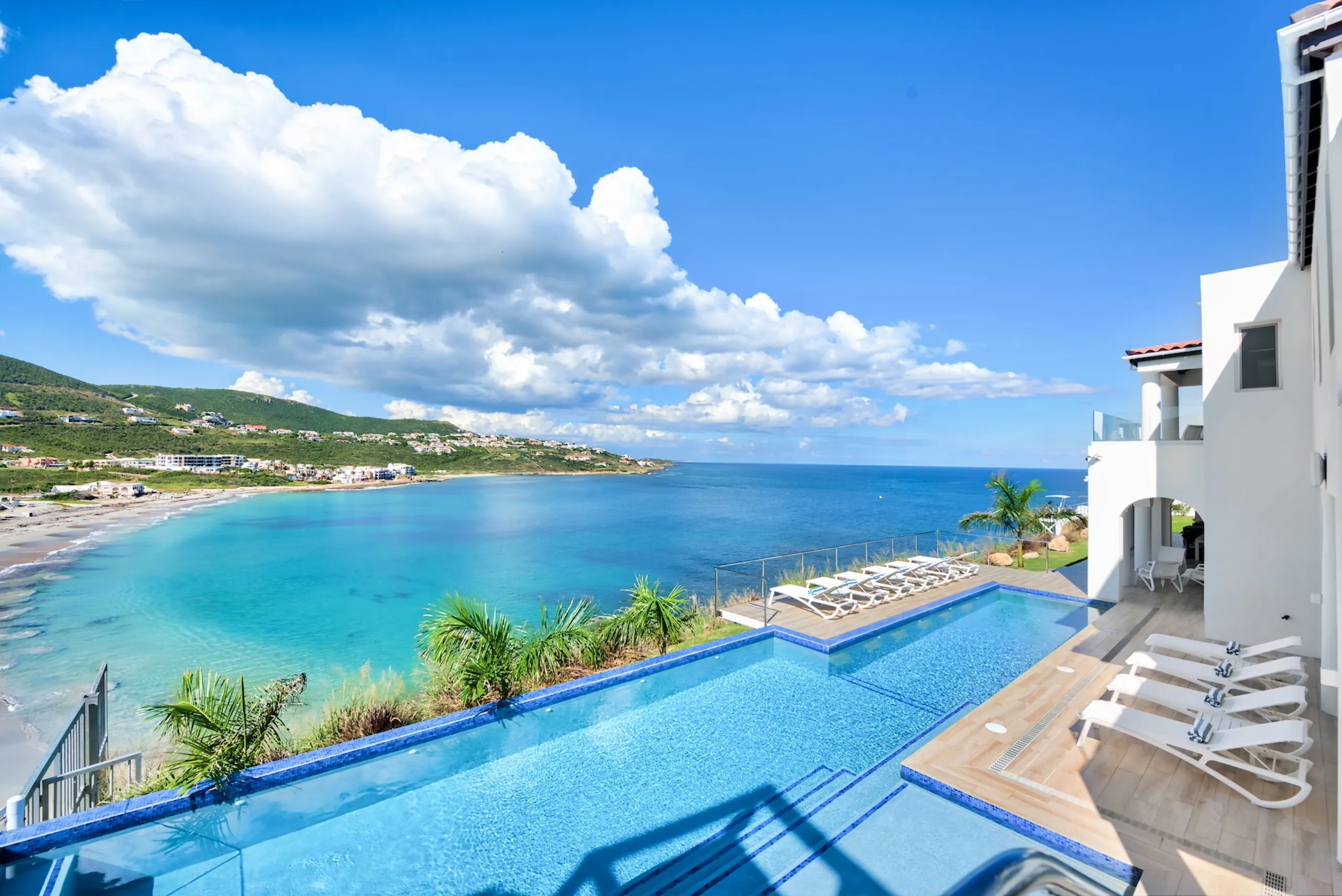 Refined Oceanfront Villa with Gorgeous Pool and Stunning Views — photograph 6