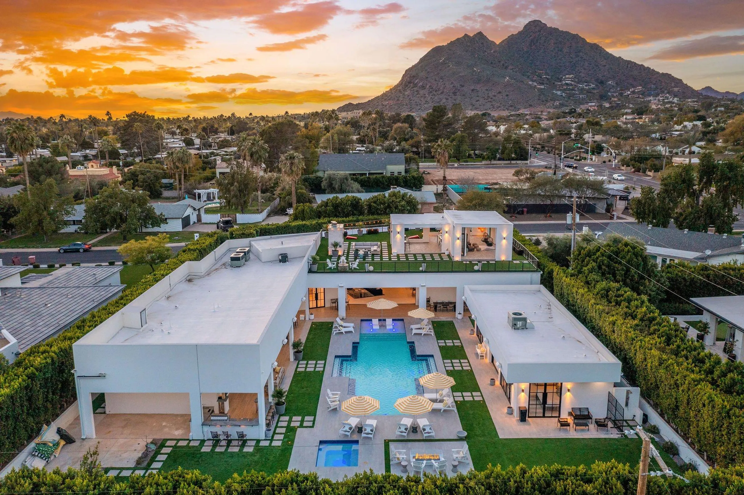 Exquisitely Furnished Old Town Scottsdale Villa with Private Heated Pool, Spa, Rooftop Deck, Sauna and Speakesy, Scottsdale