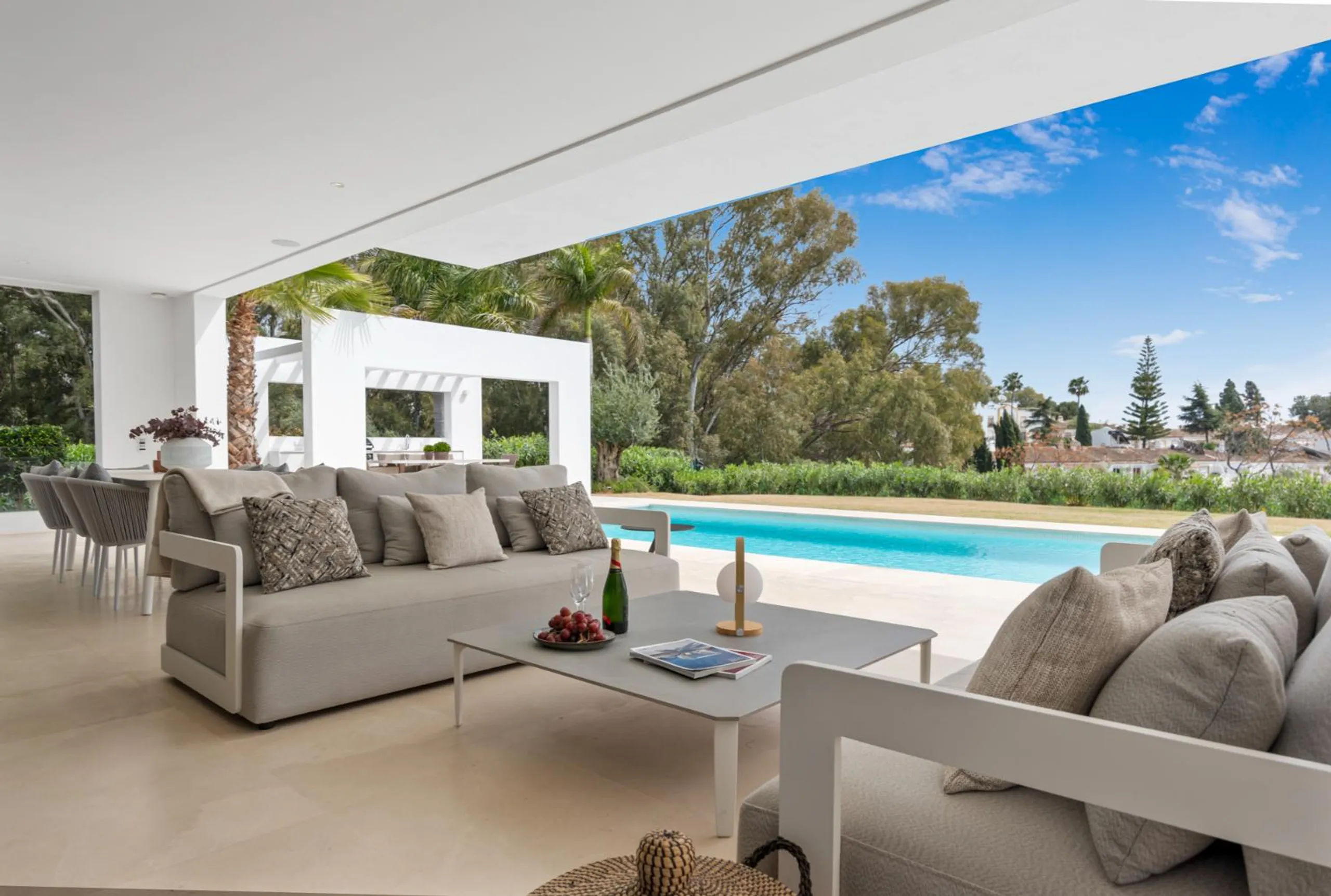 Luxurious Contemporary Marbella Villa with Pool and Garden Views — photograph 12